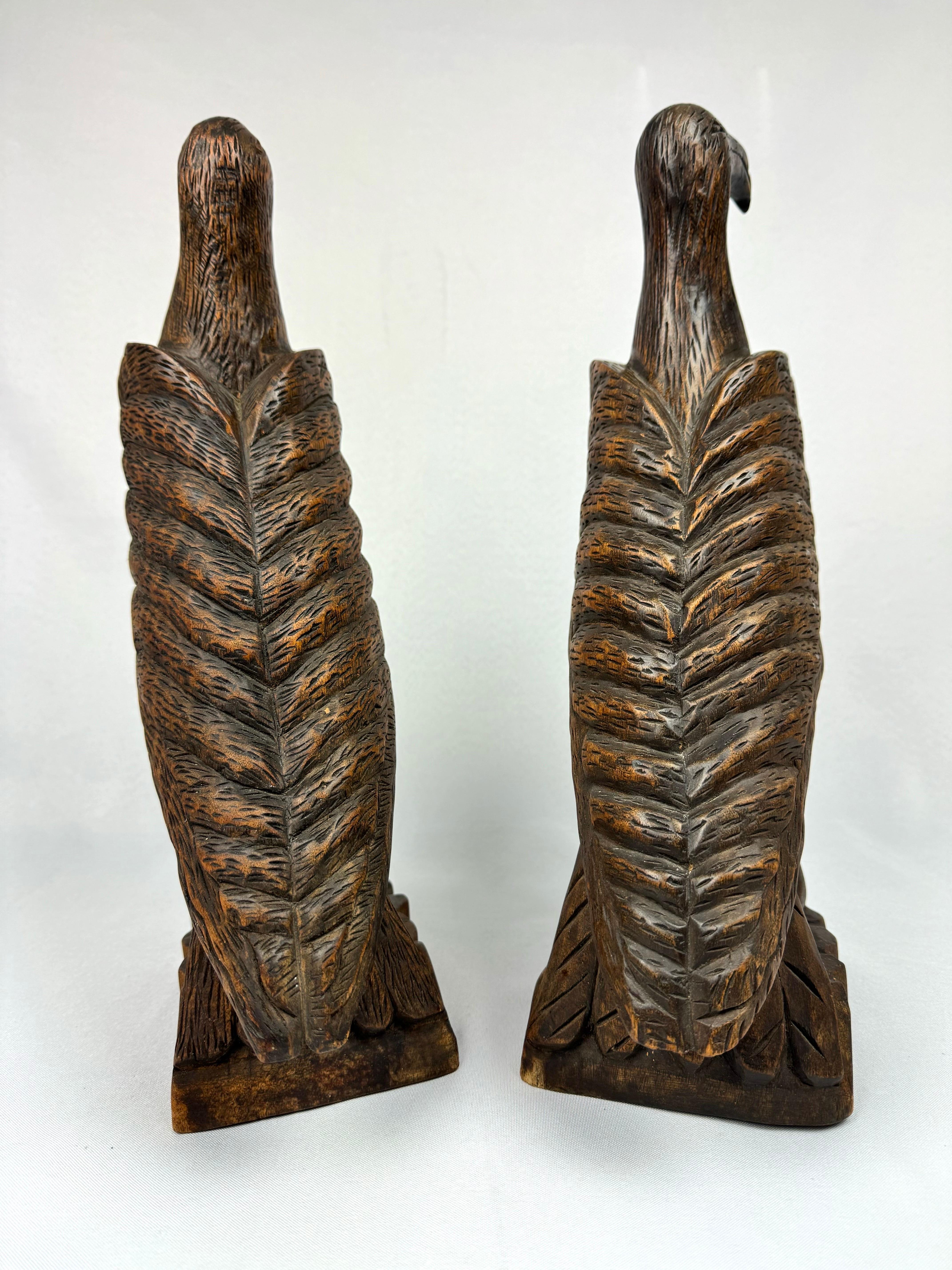 Sculpté à la main Paire d'objets en bois sculptés à la main  Falcon en vente
