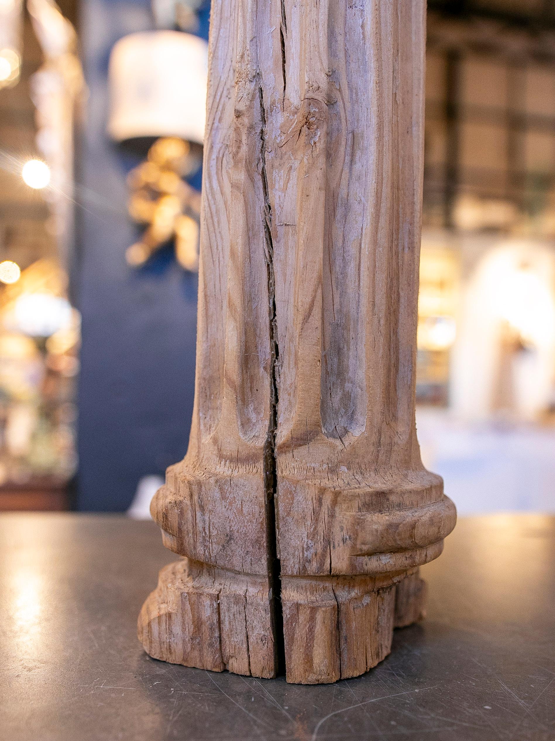 Pair of Hand-Carved Wooden Fluted Columns in Natural Tone In Good Condition For Sale In Marbella, ES