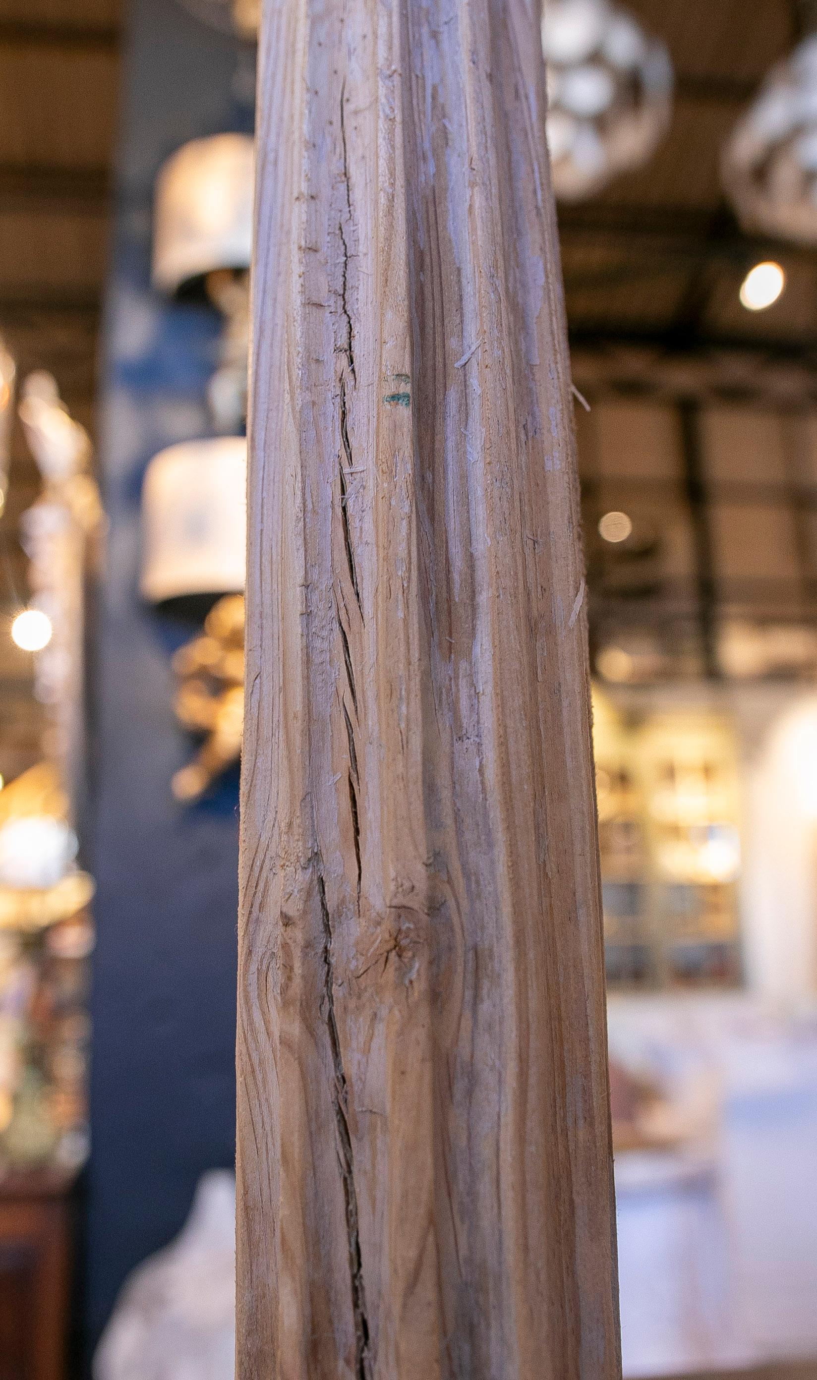 Paar handgeschnitzte, geriffelte Holzsäulen in natürlichem Ton im Zustand „Gut“ im Angebot in Marbella, ES