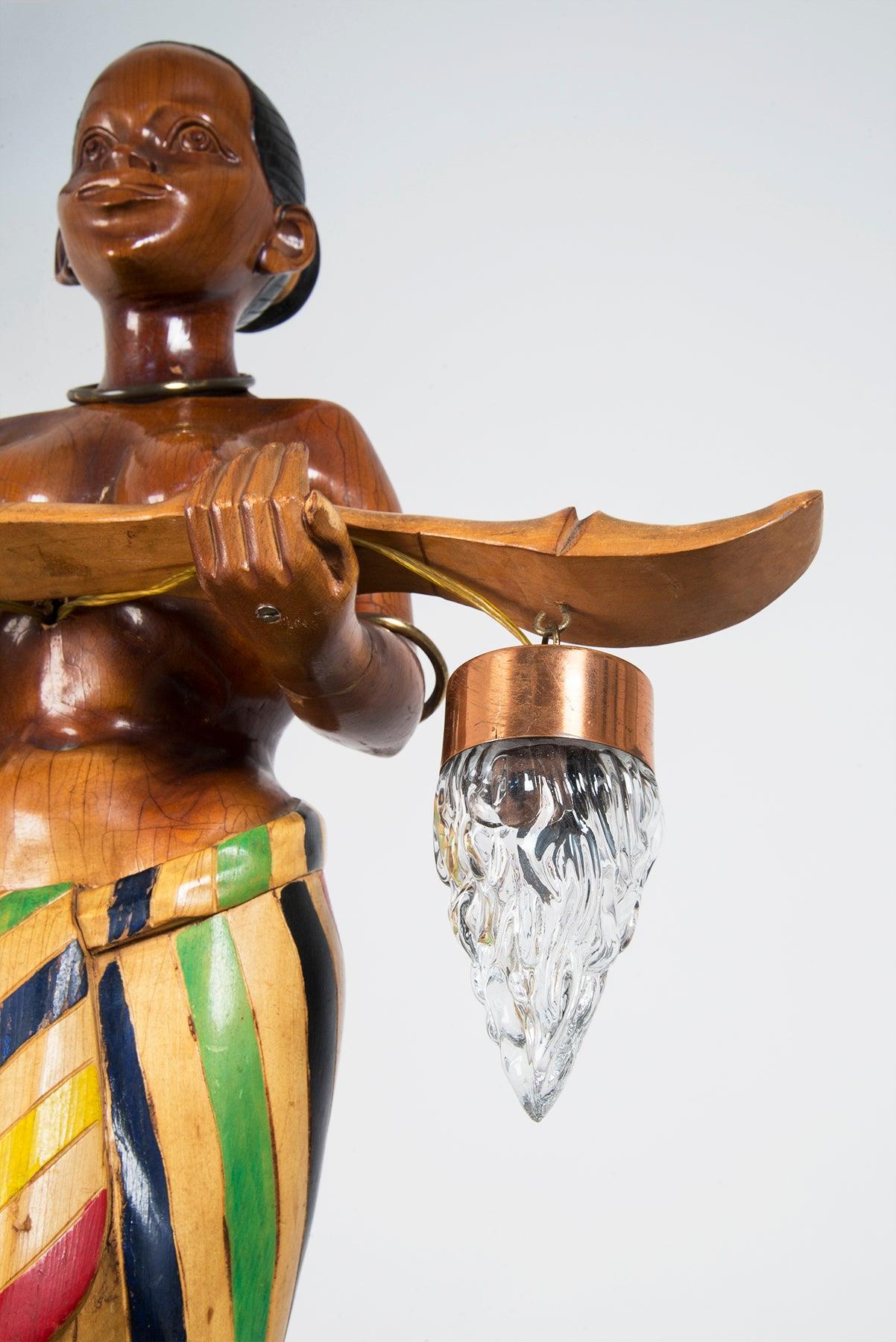Mid-Century Modern Paire de lampes de table en bois sculpté à la main:: Italie:: années 1950 en vente