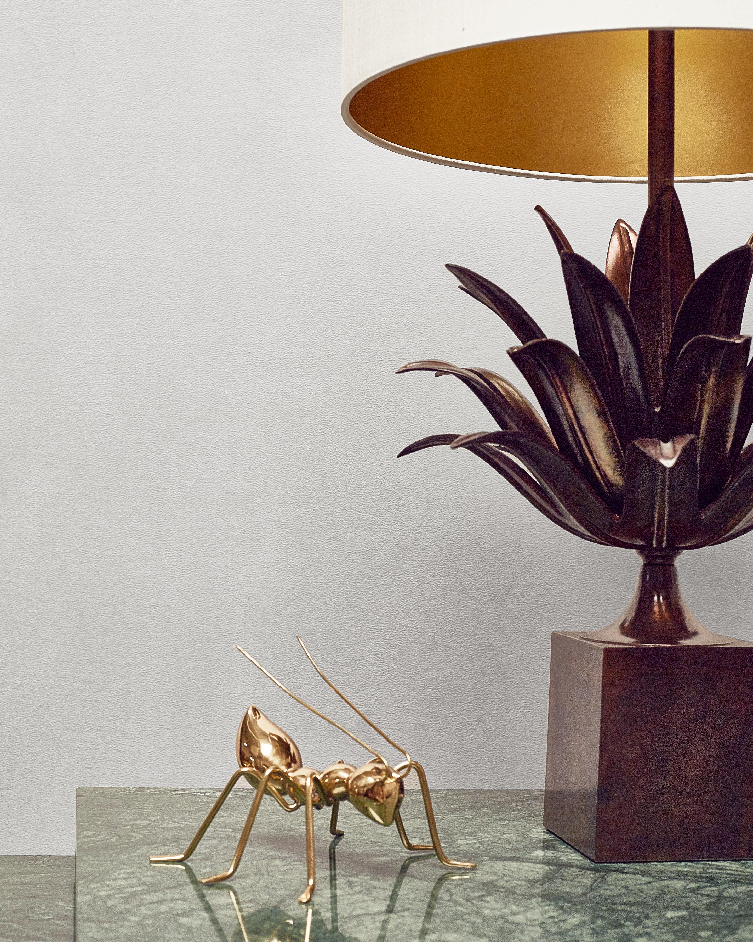 Pair of hand cast Bronze and Brass Pineapple leaf Table lamps with glass finial im Angebot 6