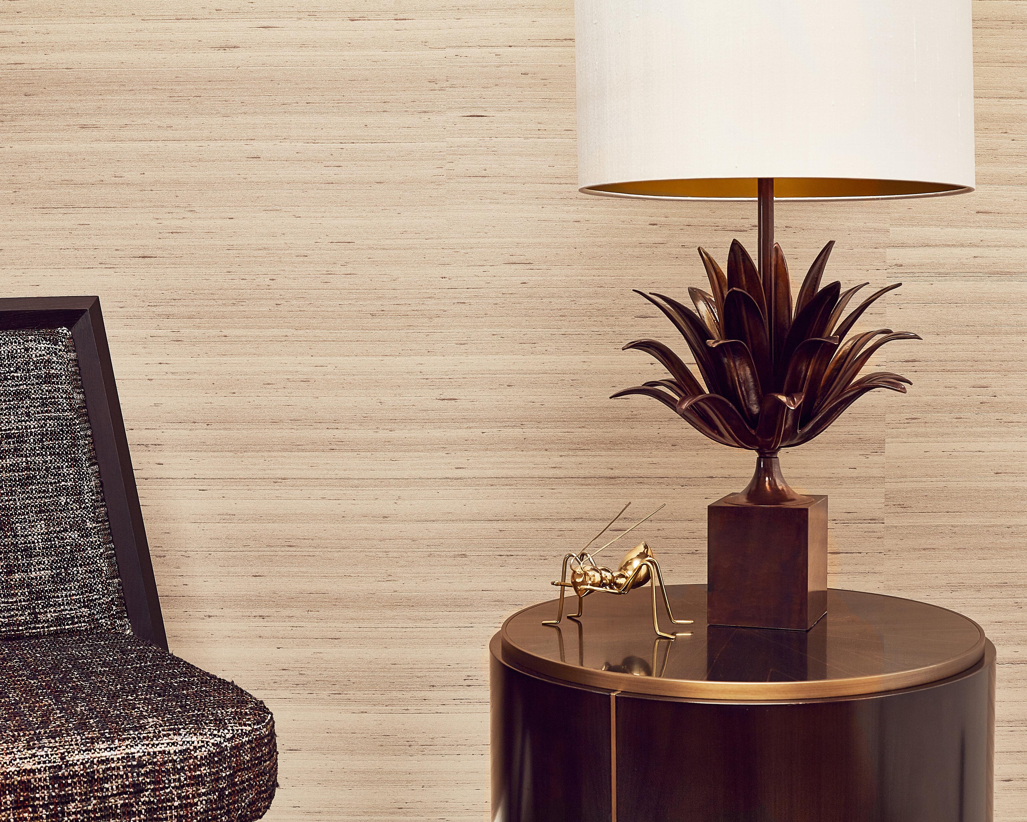 Pair of hand cast Bronze and Brass Pineapple leaf Table lamps with glass finial (Hollywood Regency) im Angebot