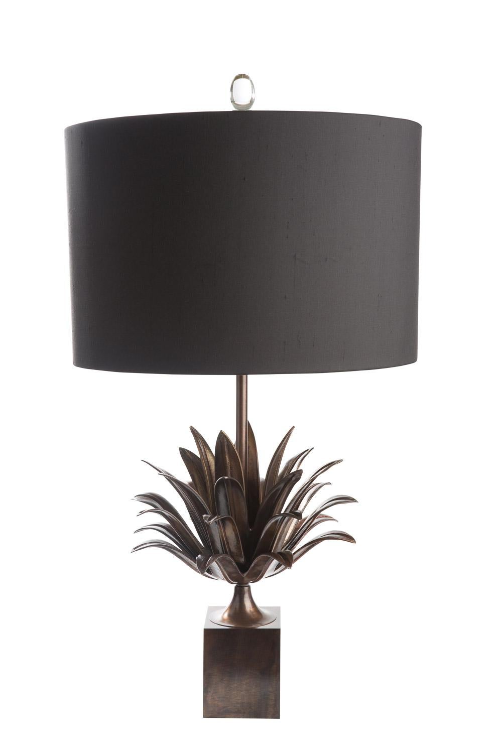 Pair of hand cast Bronze and Brass Pineapple leaf Table lamps with glass finial (21. Jahrhundert und zeitgenössisch) im Angebot