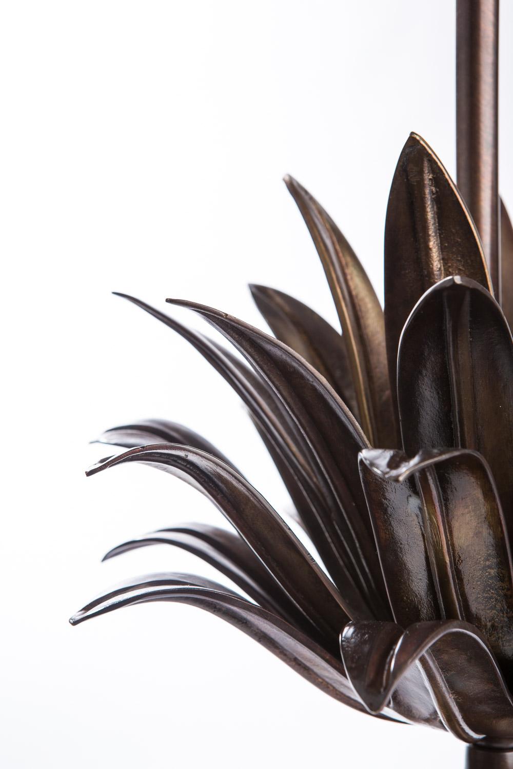 Pair of hand cast Bronze and Brass Pineapple leaf Table lamps with glass finial (Messing) im Angebot