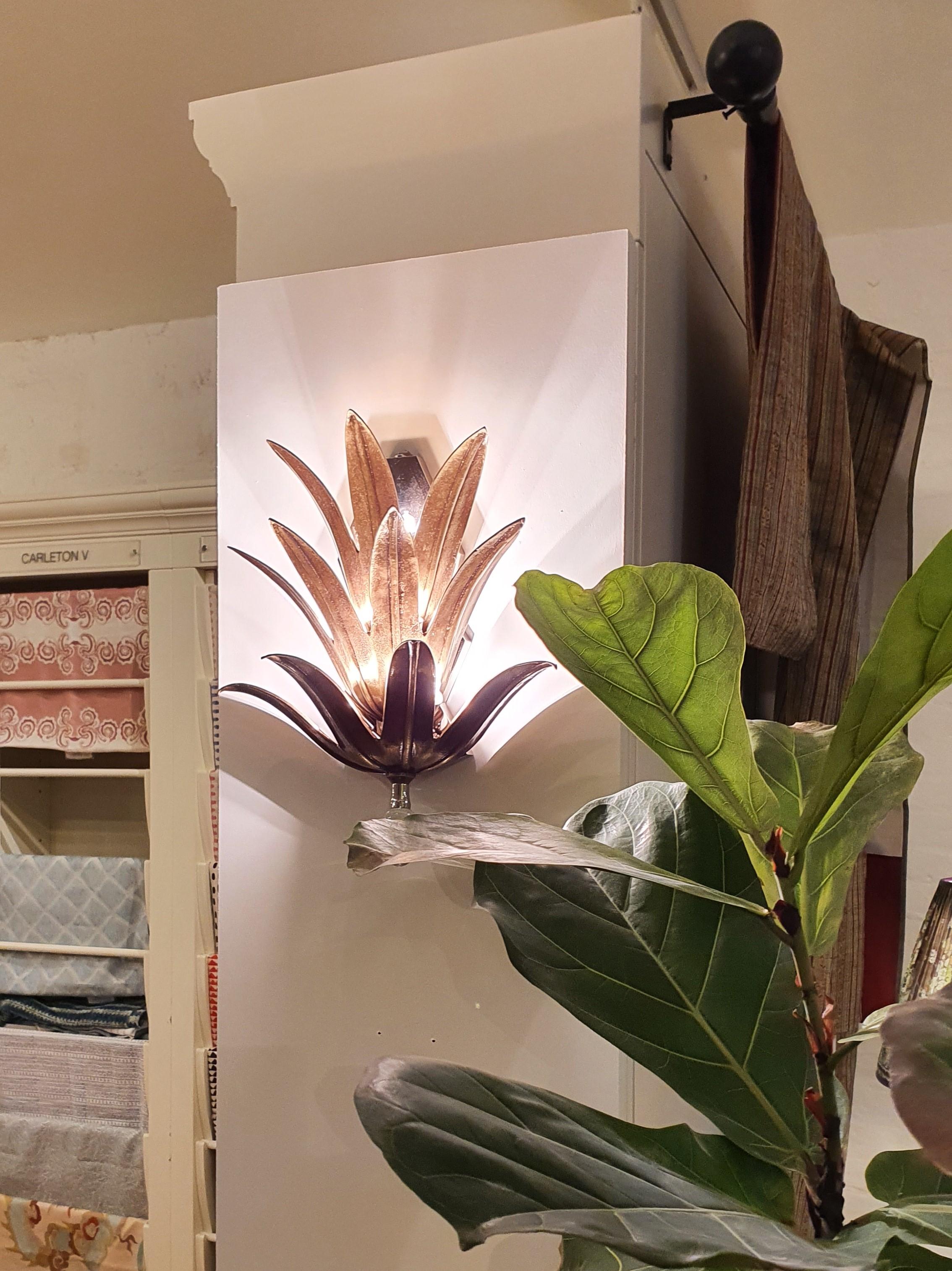Paire d'appliques murales à feuilles d'ananas en bronze coulé à la main avec fleuron en verre soufflé en vente 2
