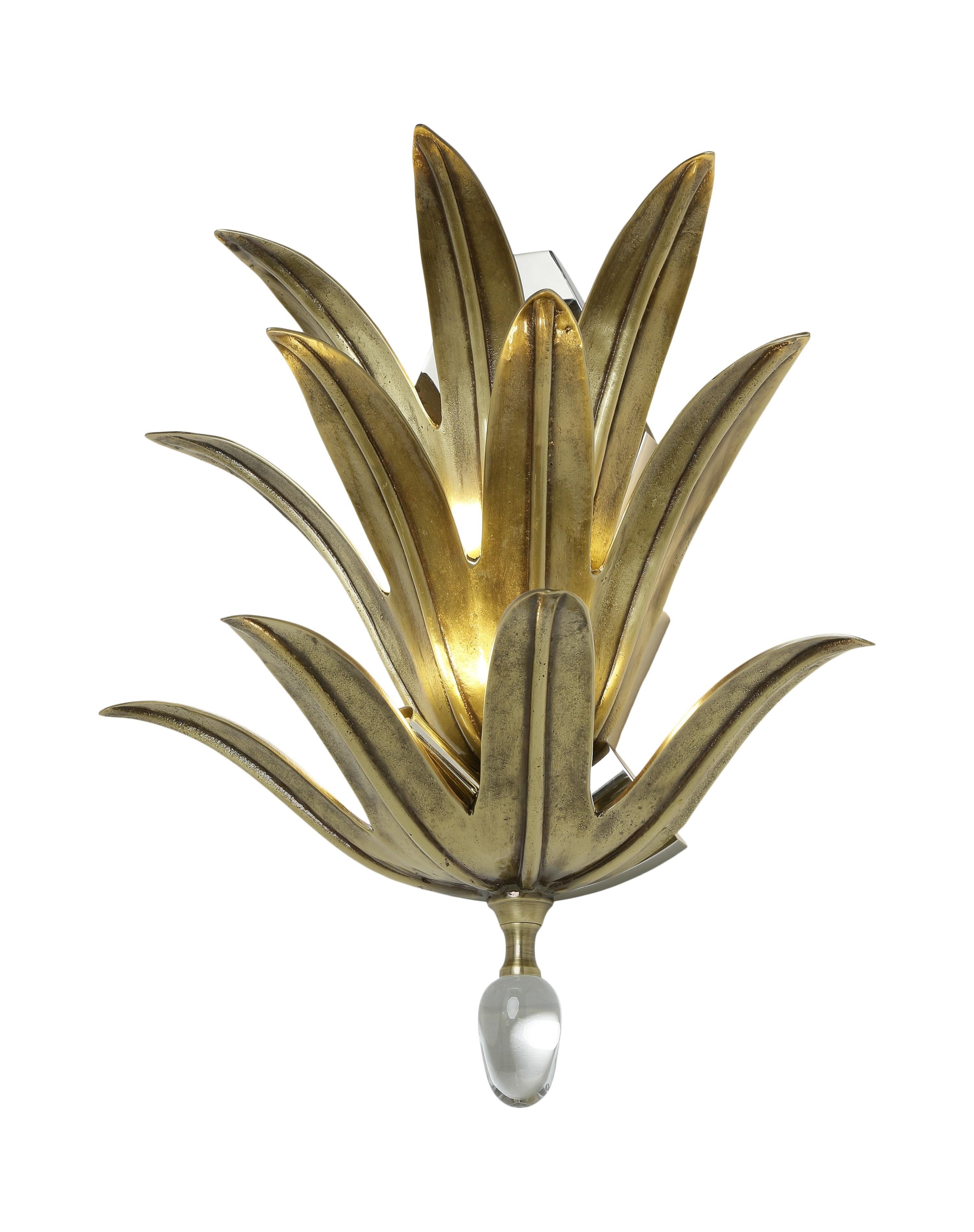 Cette superbe paire d'appliques murales d'Andrew Kornat Designs est fabriquée à 100 % à la main à partir de zéro en bronze moulé et en laiton tolélé à la main. Elle est composée de cinq sections individuelles avant l'assemblage. 

Les feuilles