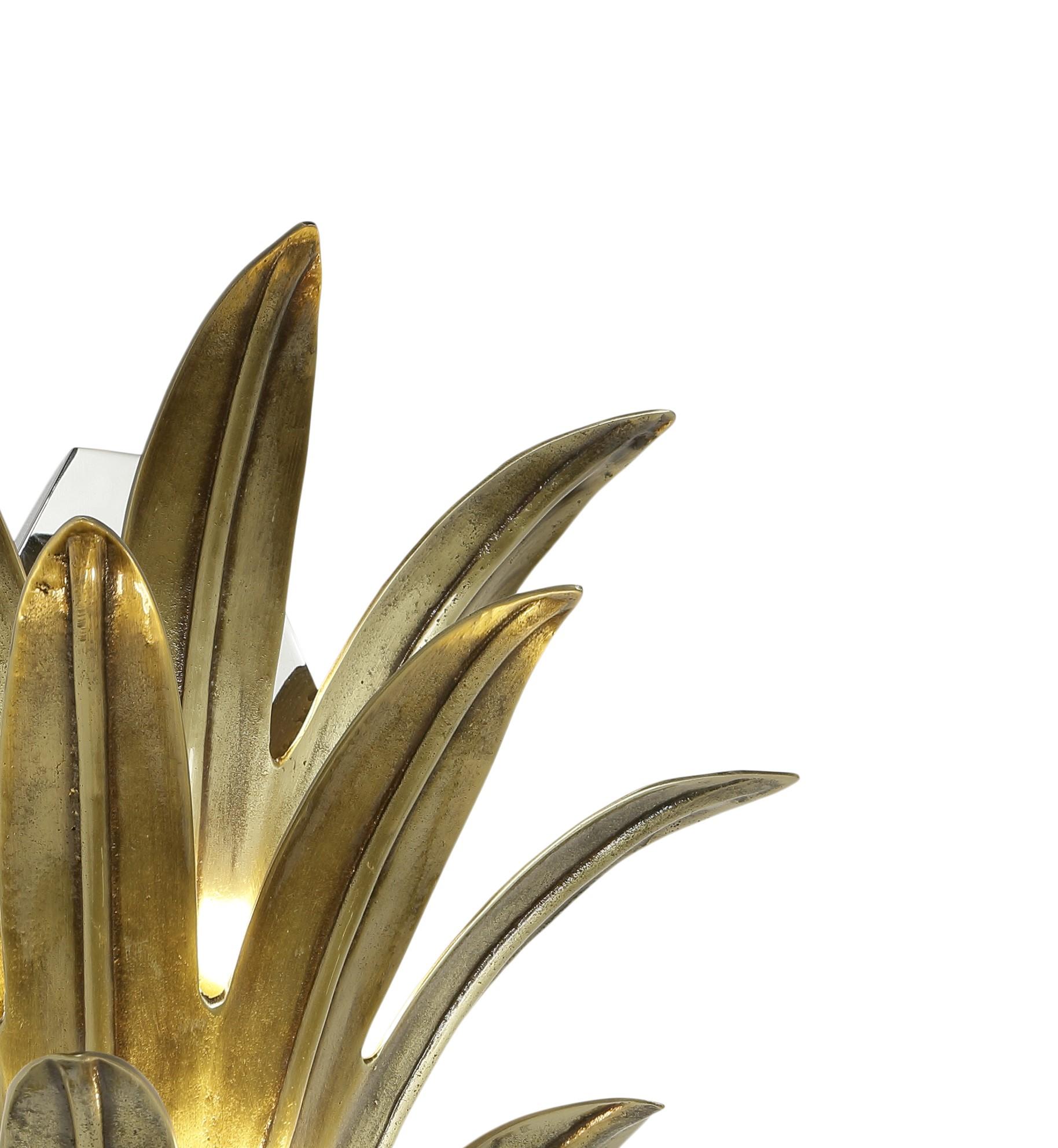 Britannique Paire d'appliques murales à feuilles d'ananas en bronze coulé à la main avec fleuron en verre soufflé en vente