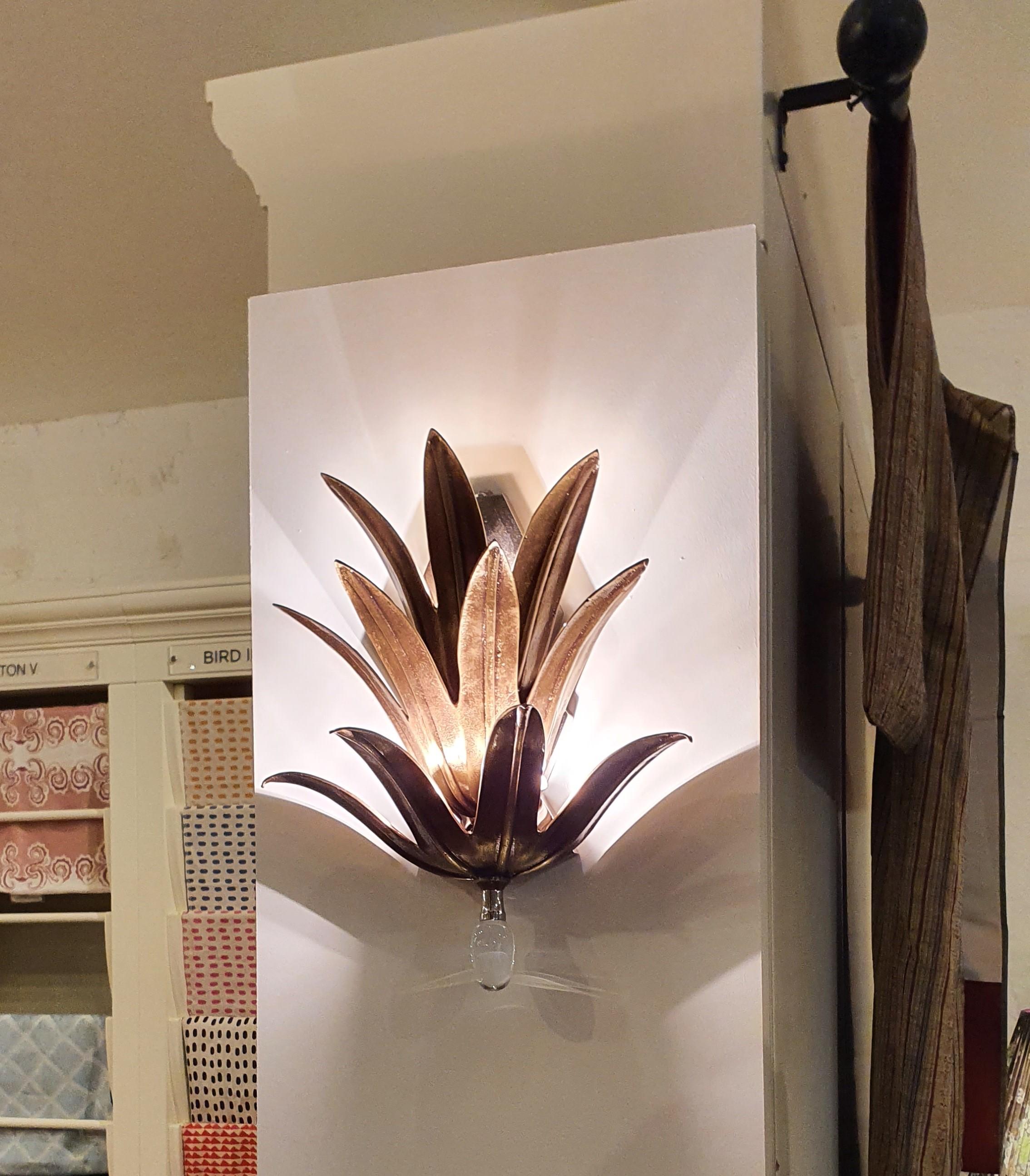 Effet bronze Paire d'appliques murales à feuilles d'ananas en bronze coulé à la main avec fleuron en verre soufflé en vente
