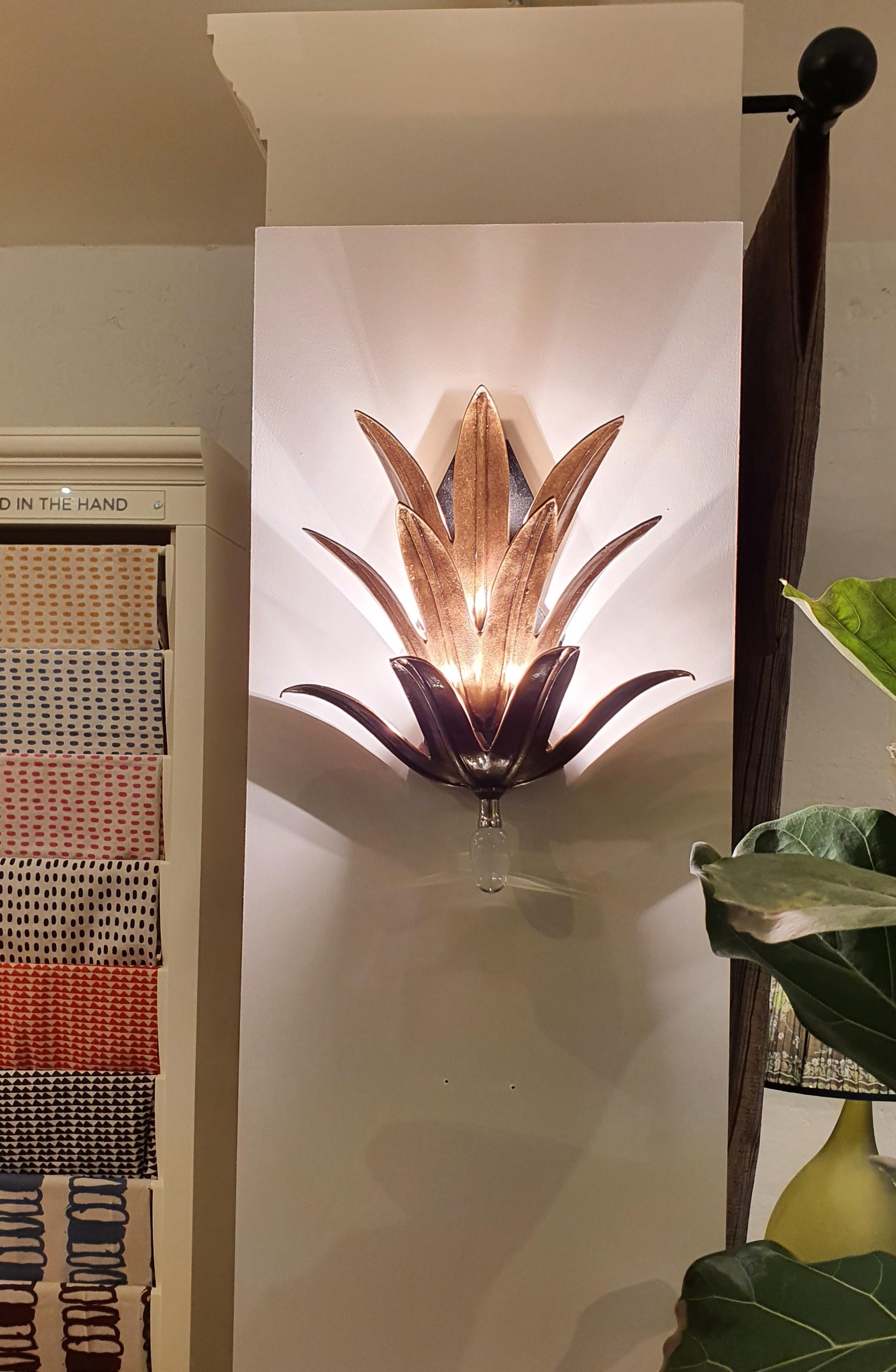 XXIe siècle et contemporain Paire d'appliques murales à feuilles d'ananas en bronze coulé à la main avec fleuron en verre soufflé en vente