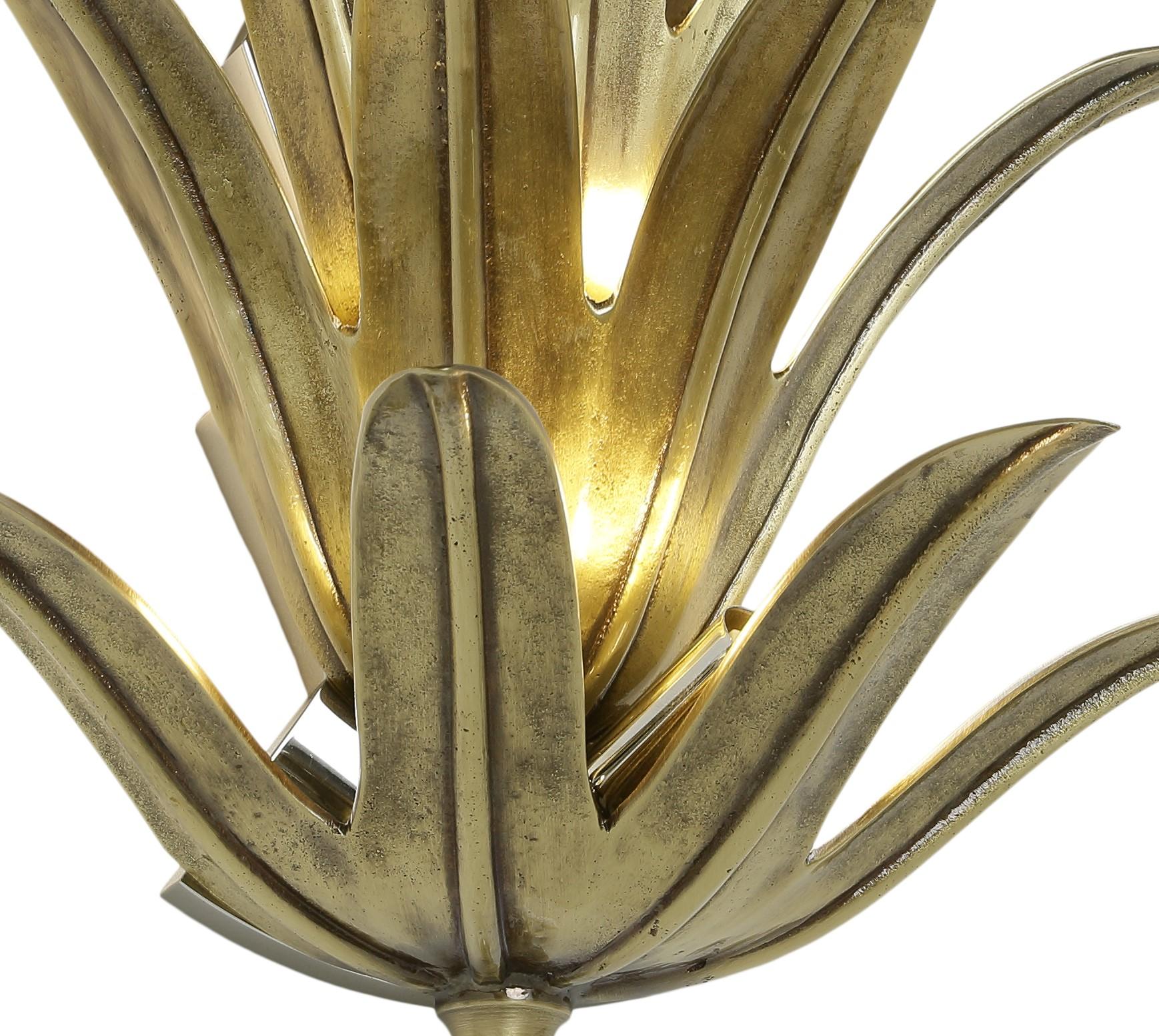 Laiton Paire d'appliques murales à feuilles d'ananas en bronze coulé à la main avec fleuron en verre soufflé en vente