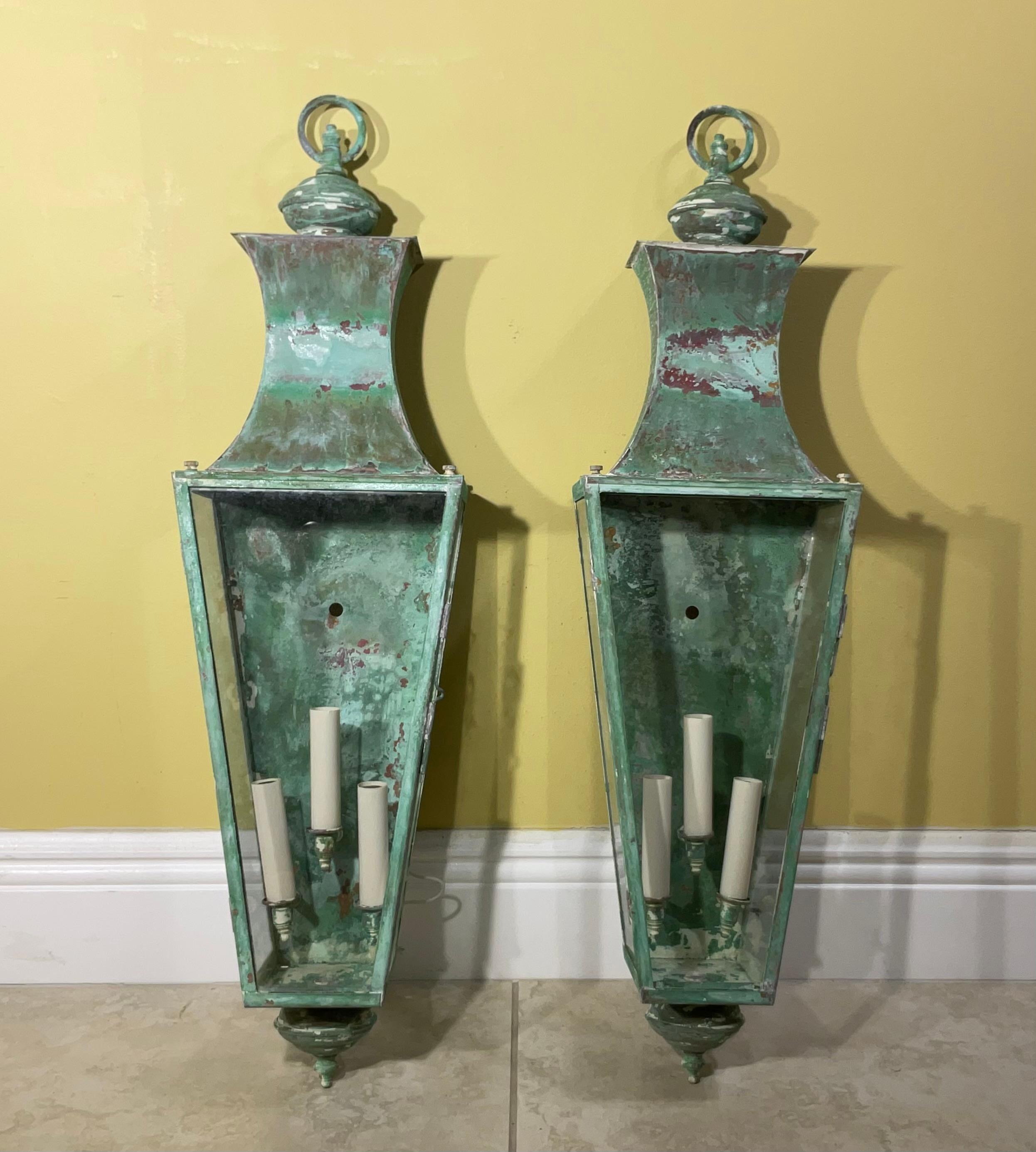 Elegante coppia di  lanterna da parete, realizzata a mano in rame massiccio, con tre luci da 60 watt per lanterna, bella patina verde.
Adatto a luoghi umidi, prodotto negli Stati Uniti, UL  approvato.