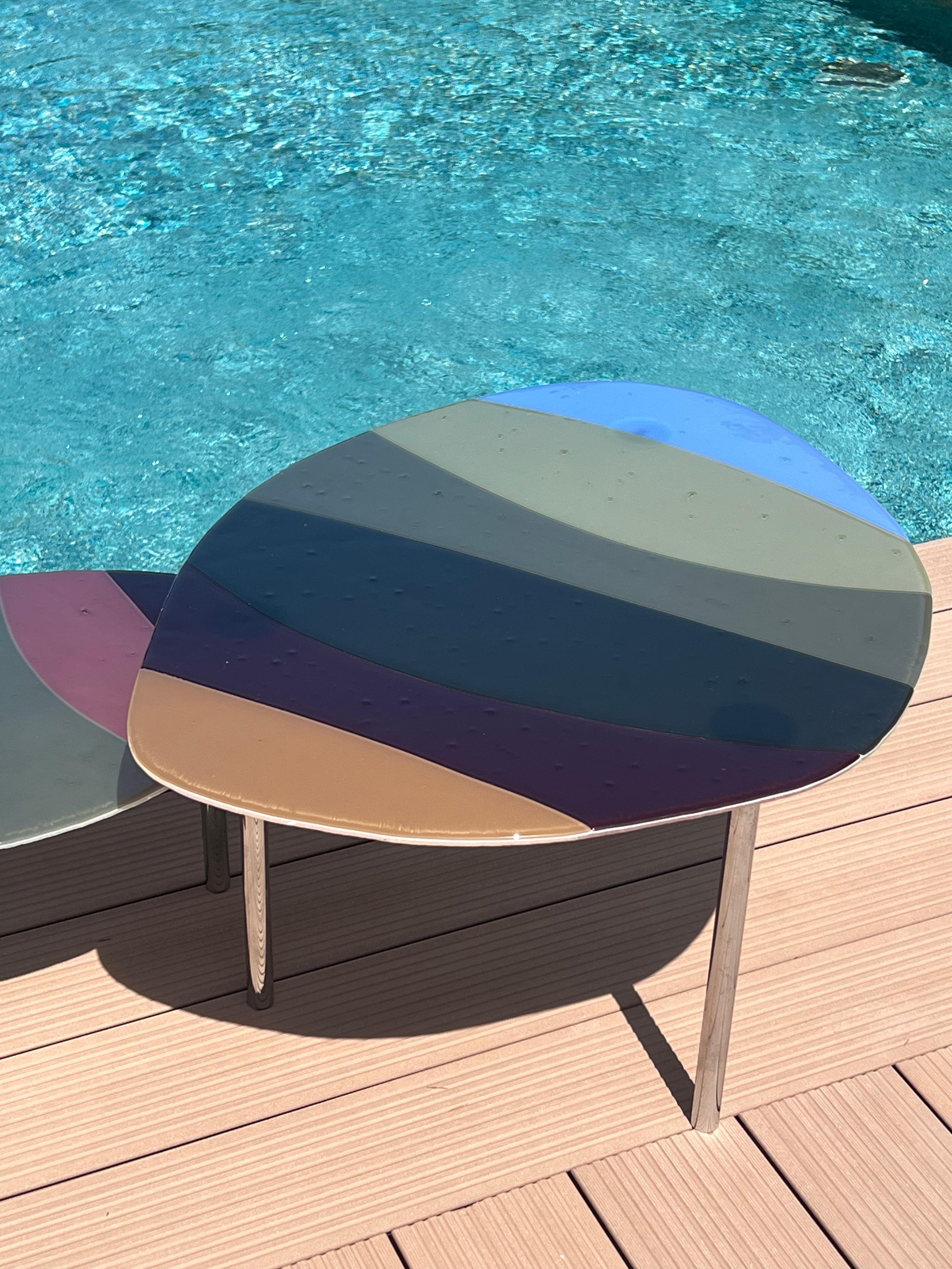 Contemporary Pair of Hand-crafted Fused Glass Nesting Tables For Sale