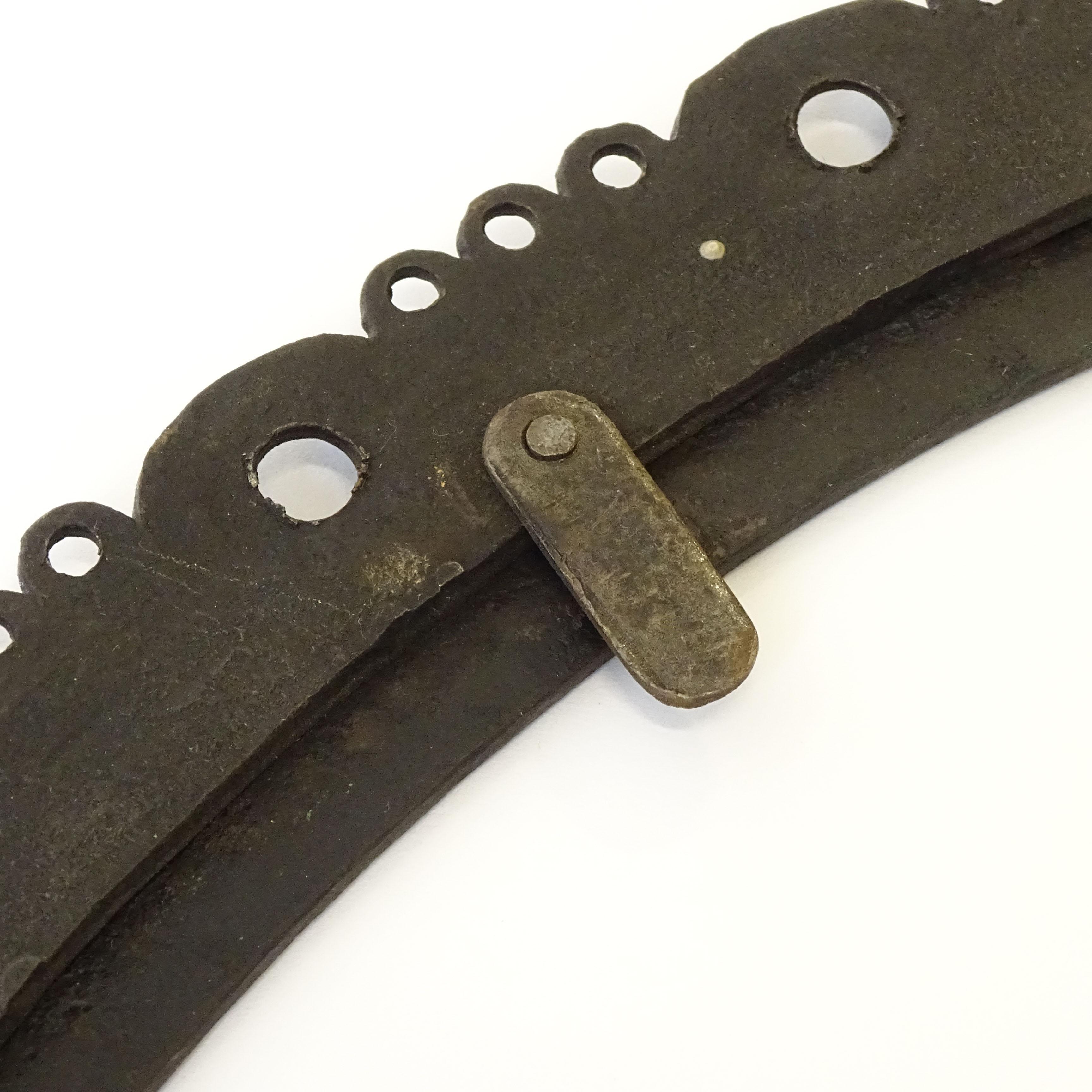 Milieu du XXe siècle Paire de cadres ovales en fer forgé italien des années 1940, fabriqués à la main pour les miroirs en vente