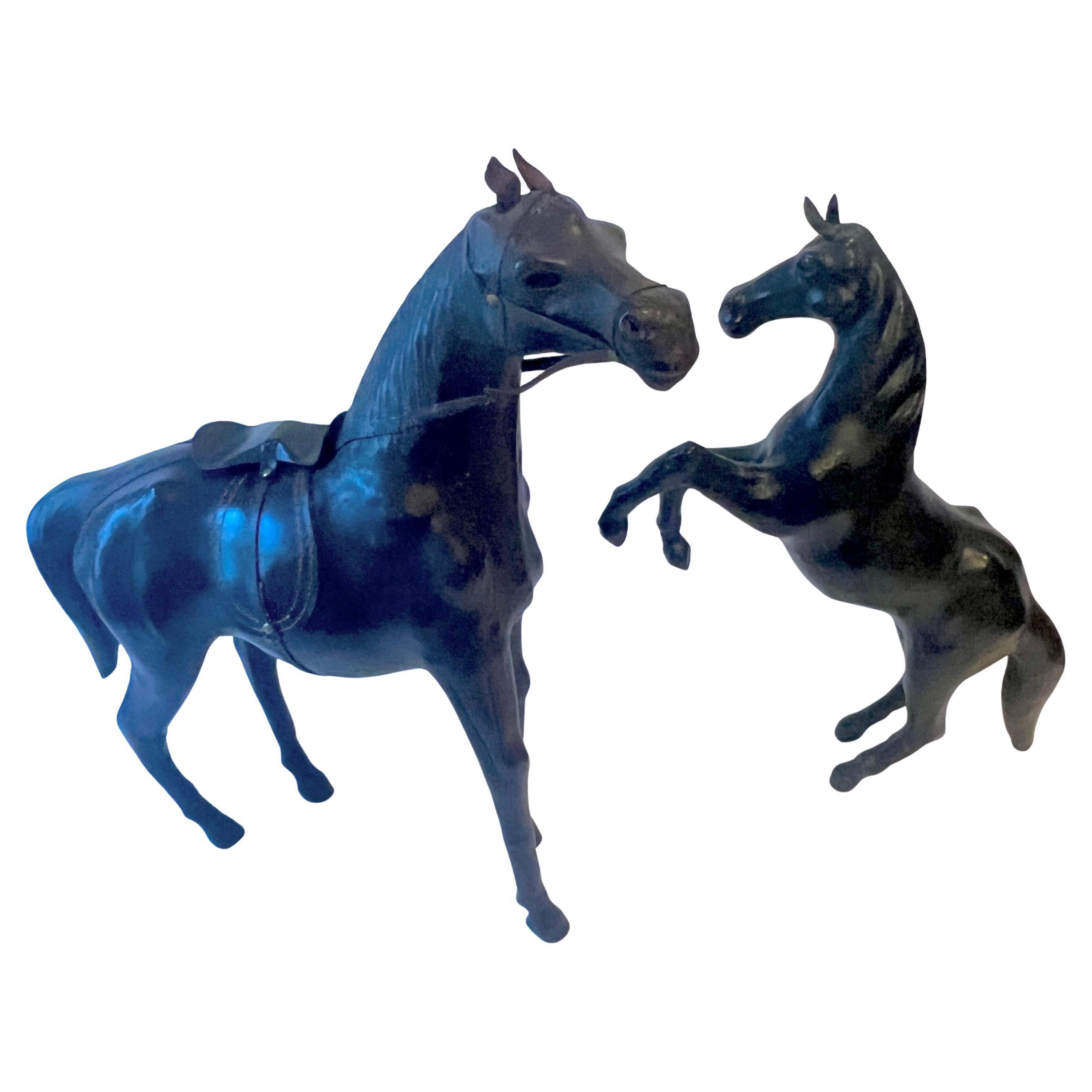 Pareja de esculturas de cuero artesanales de caballos Moderno de mediados de siglo