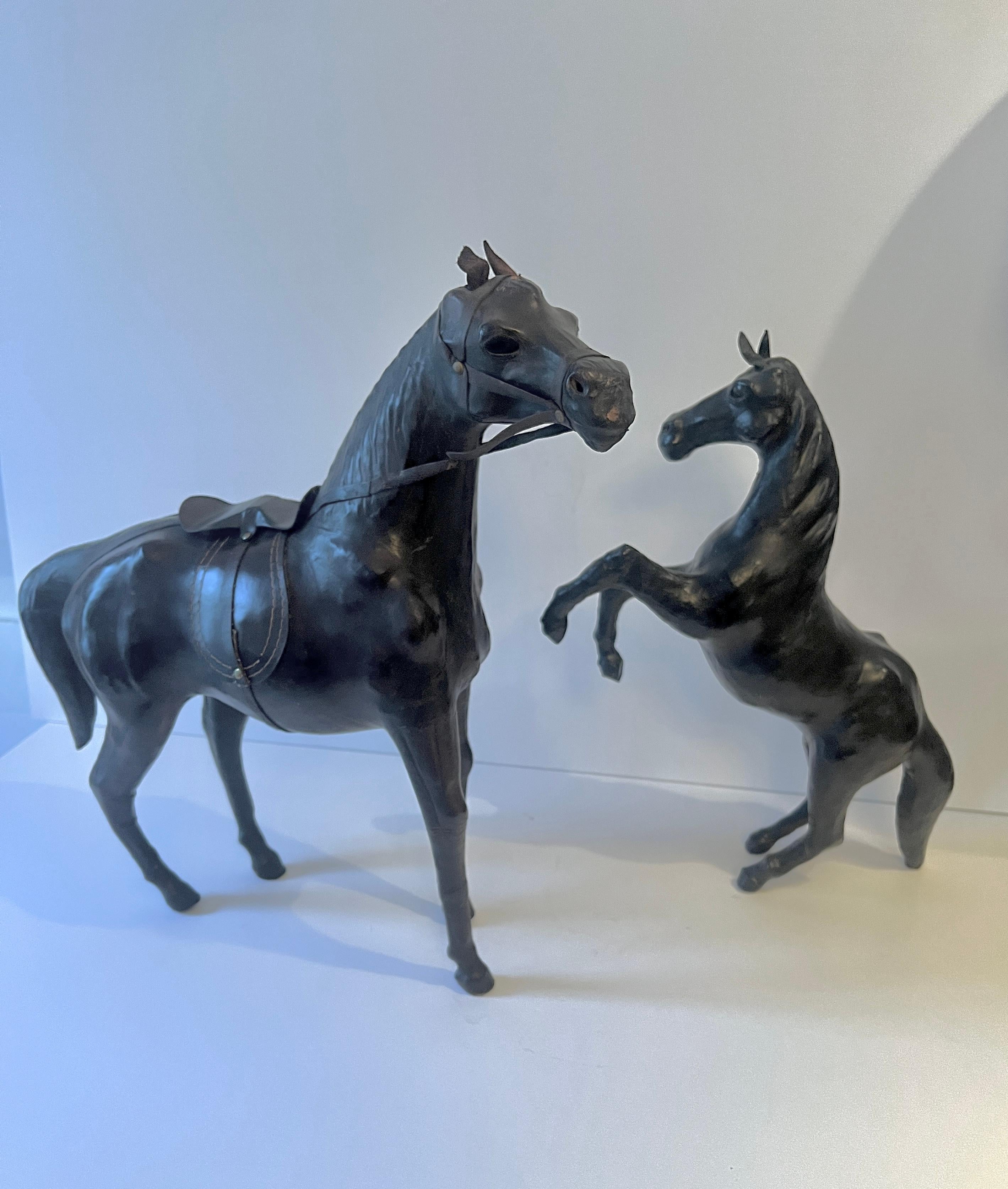Pareja de esculturas de cuero artesanales de caballos en Bueno Estado en Los Angeles, CA