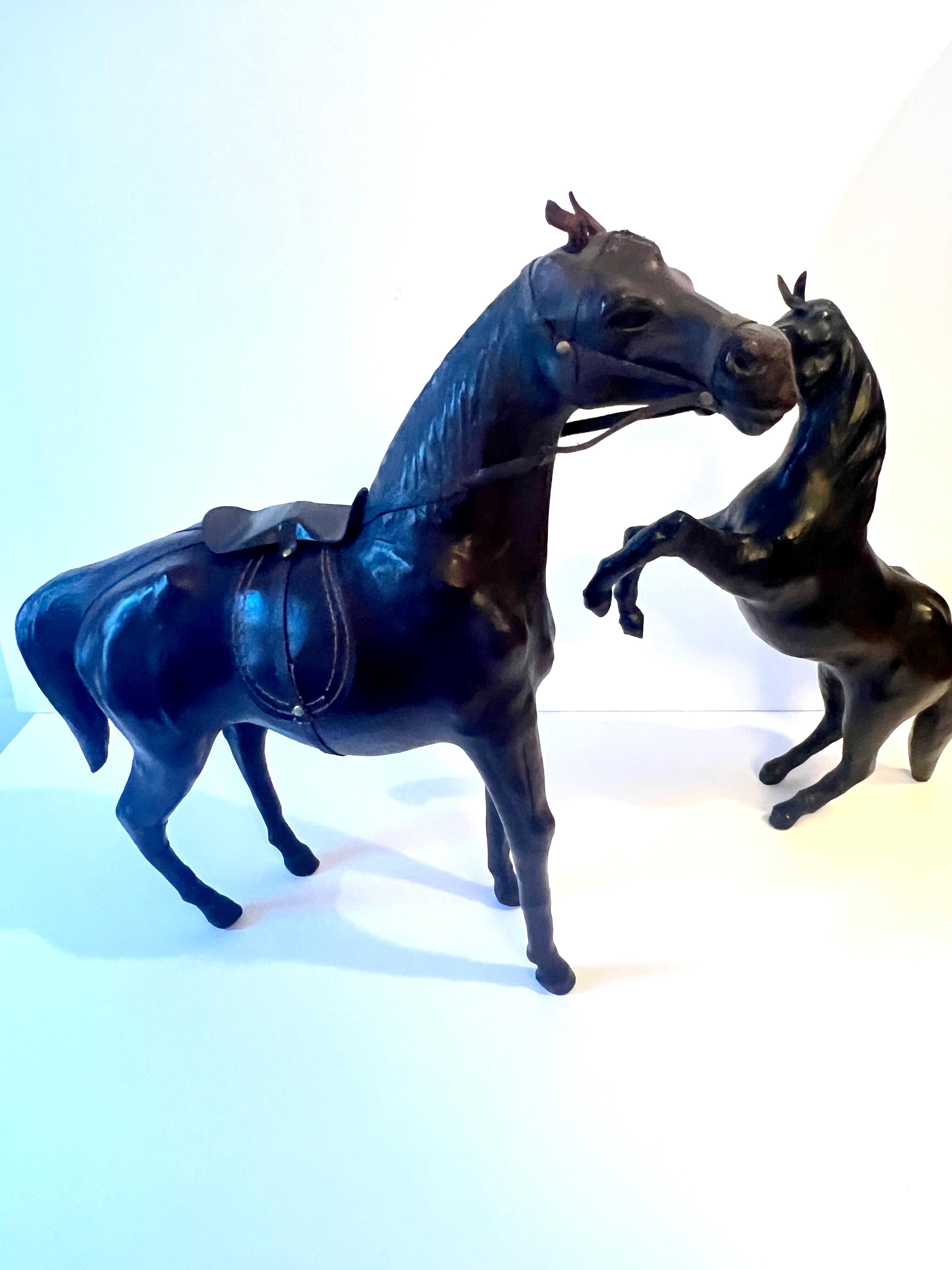 Pareja de esculturas de cuero artesanales de caballos siglo XX
