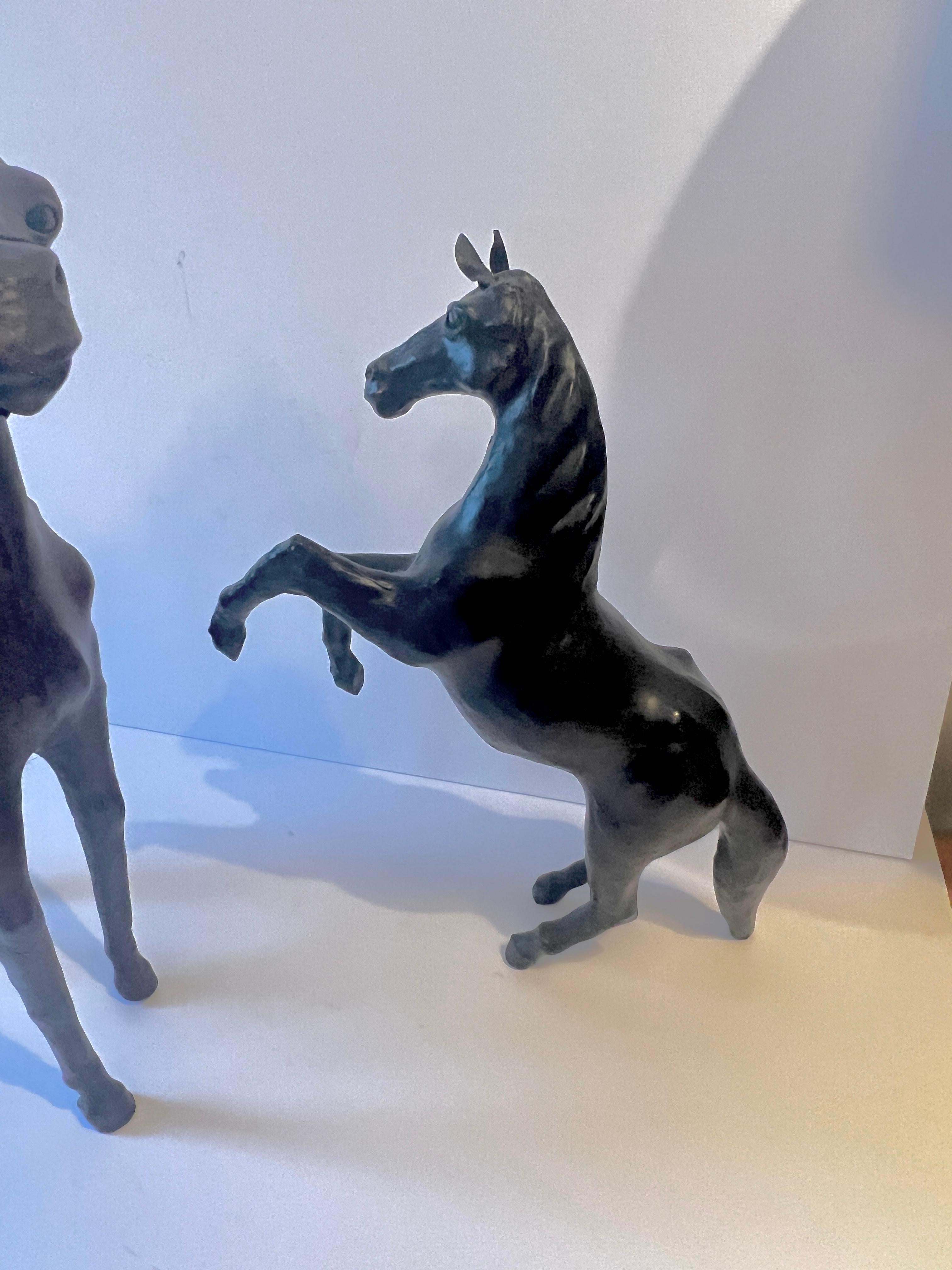 Pareja de esculturas de cuero artesanales de caballos Cuero
