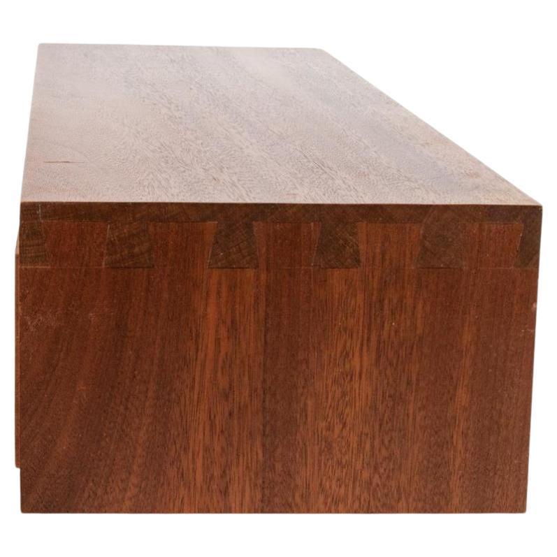 Paire de bancs ou de tables de nuit du milieu du siècle fabriqués en studio Les détails sont au centre de cette paire unique de tables de nuit ou de bancs bas qui sont construits en teck massif avec une belle menuiserie à queue d'aronde. Les tiroirs