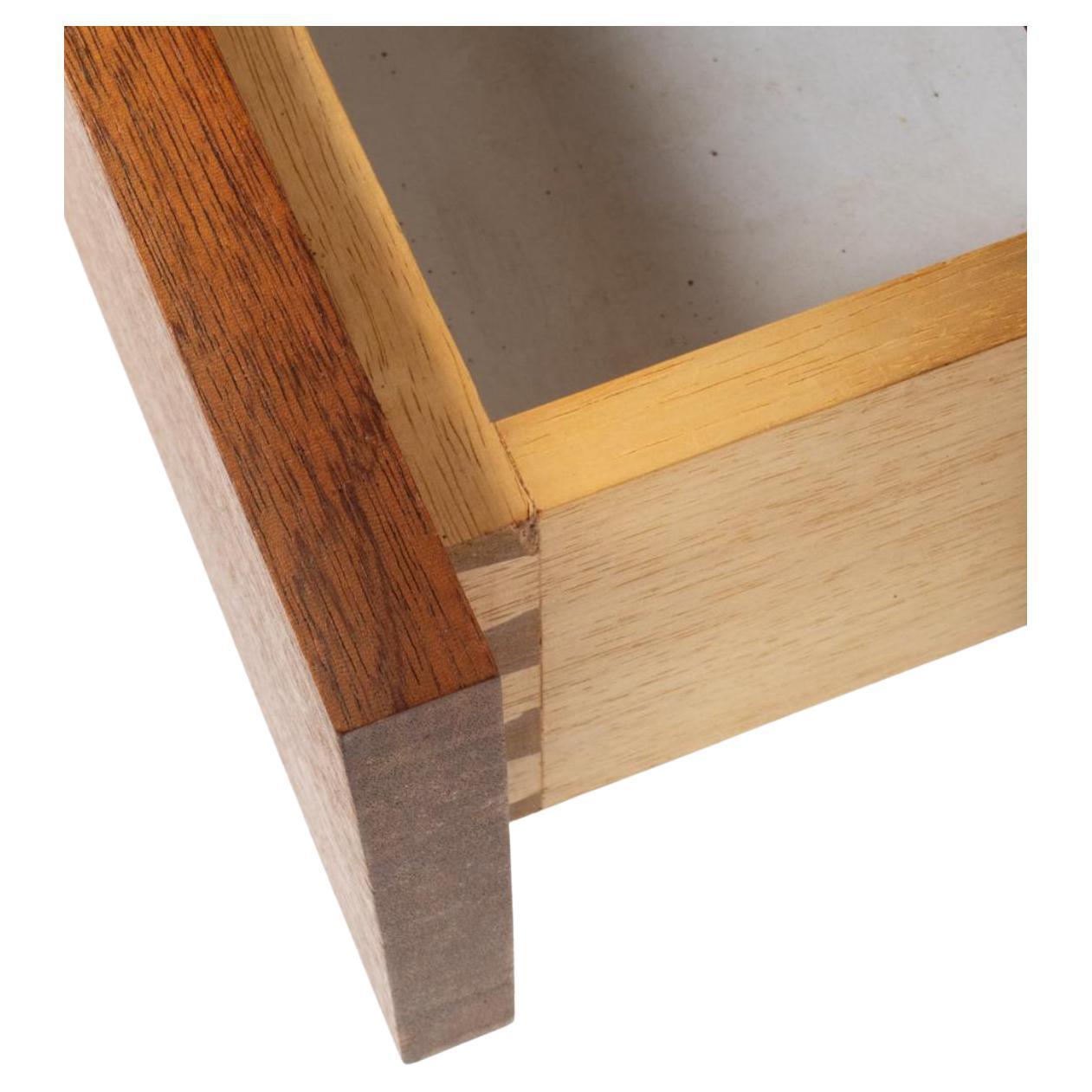 Scandinave moderne Paire de bancs ou tables de nuit en teck massif fabriqués à la main avec un seul tiroir en vente