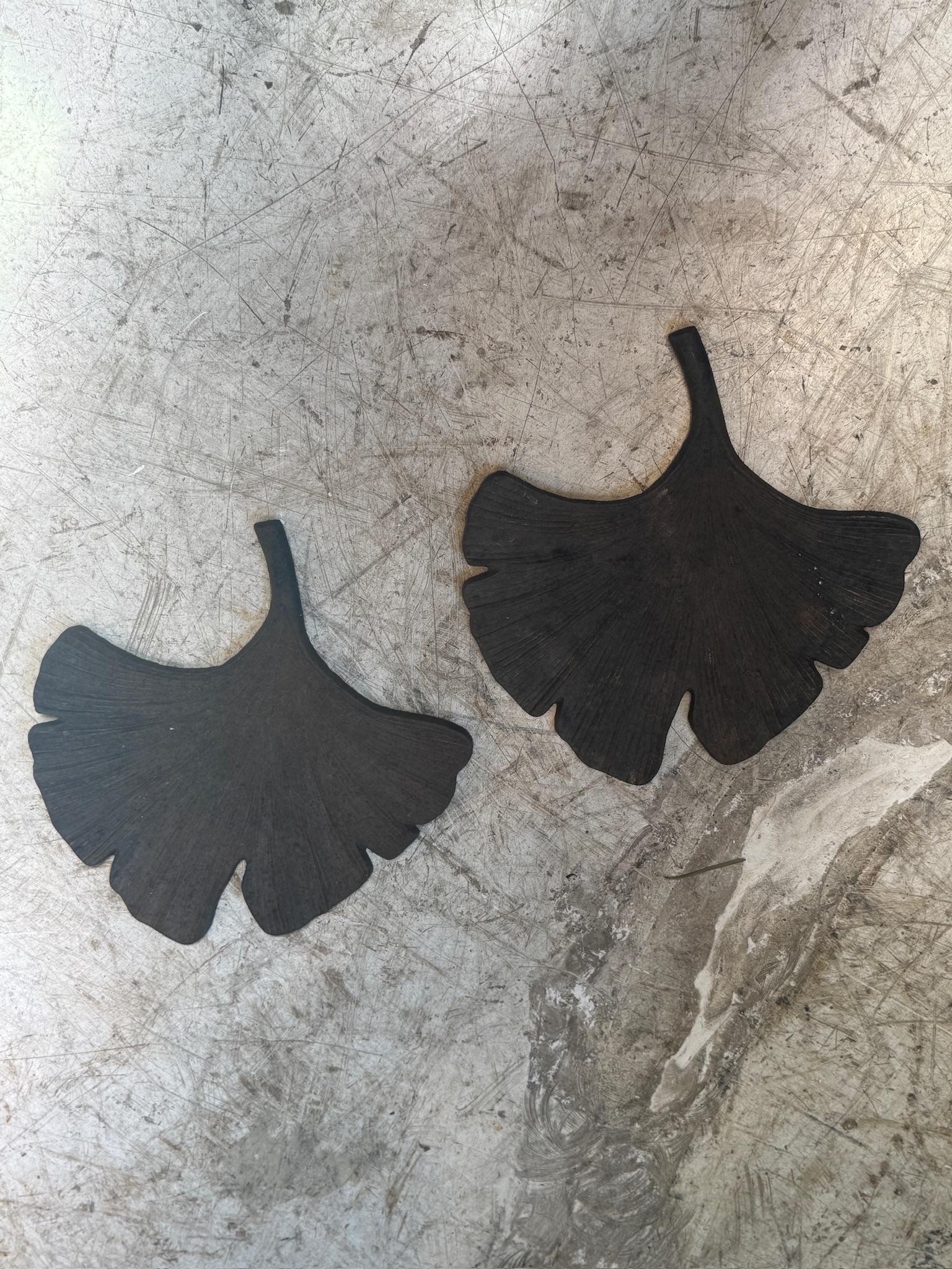 Paar handgeschnittene Palmenblätter aus Metall - Dekorativer patinierter Stahl Botanisch (Rustikal) im Angebot
