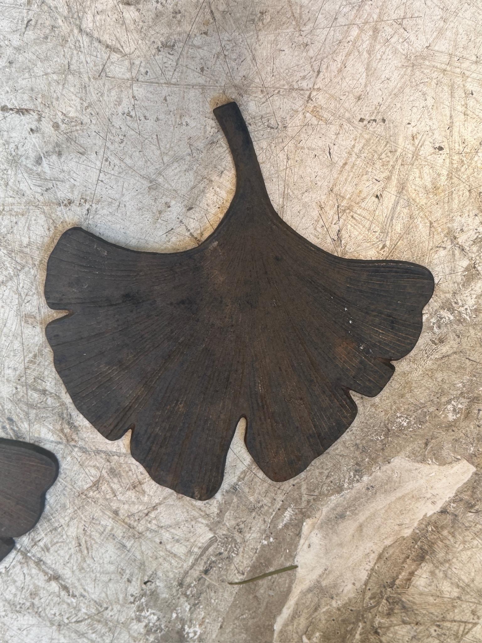 Paar handgeschnittene Palmenblätter aus Metall - Dekorativer patinierter Stahl Botanisch (amerikanisch) im Angebot