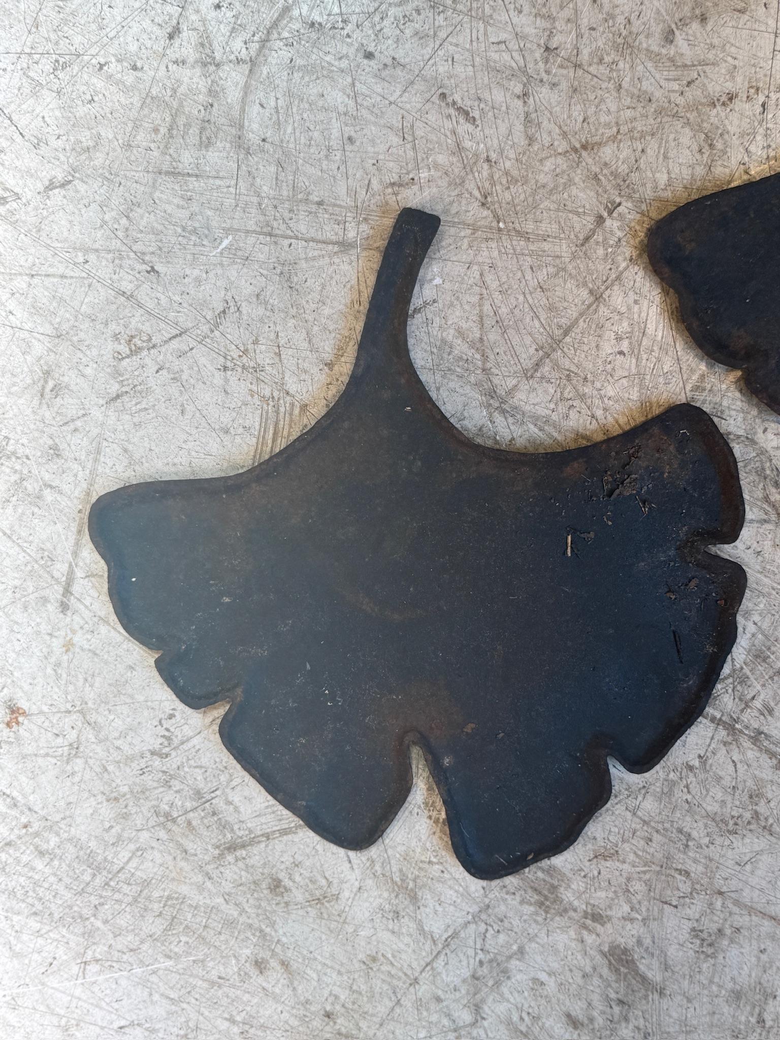Paar handgeschnittene Palmenblätter aus Metall - Dekorativer patinierter Stahl Botanisch im Angebot 1