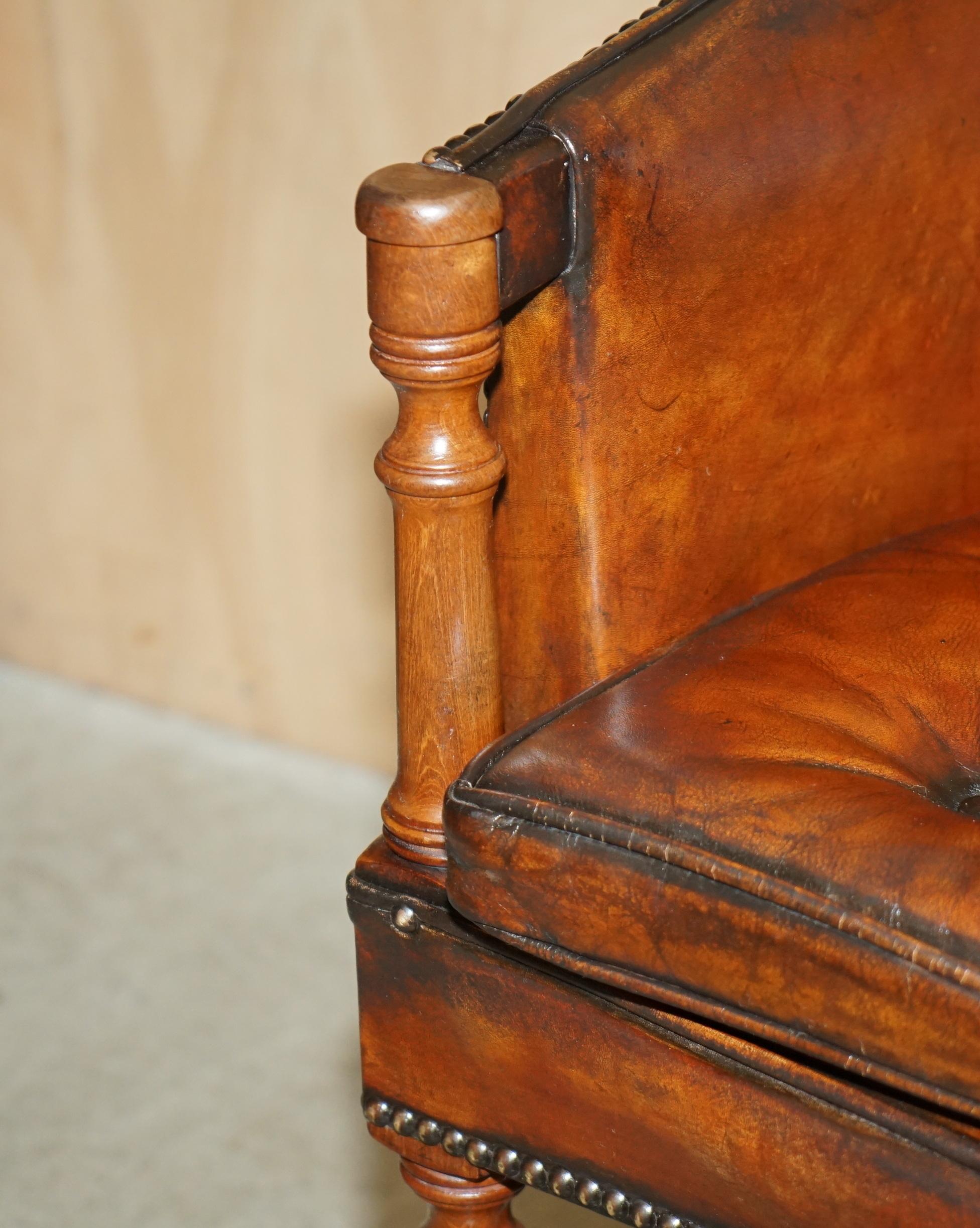 PAR DE SILLONES DAVENPORT DE CUERO TEÑIDO A MANO CON RESPALDO DE BARRIL DE CHESTERFIELD en venta 2