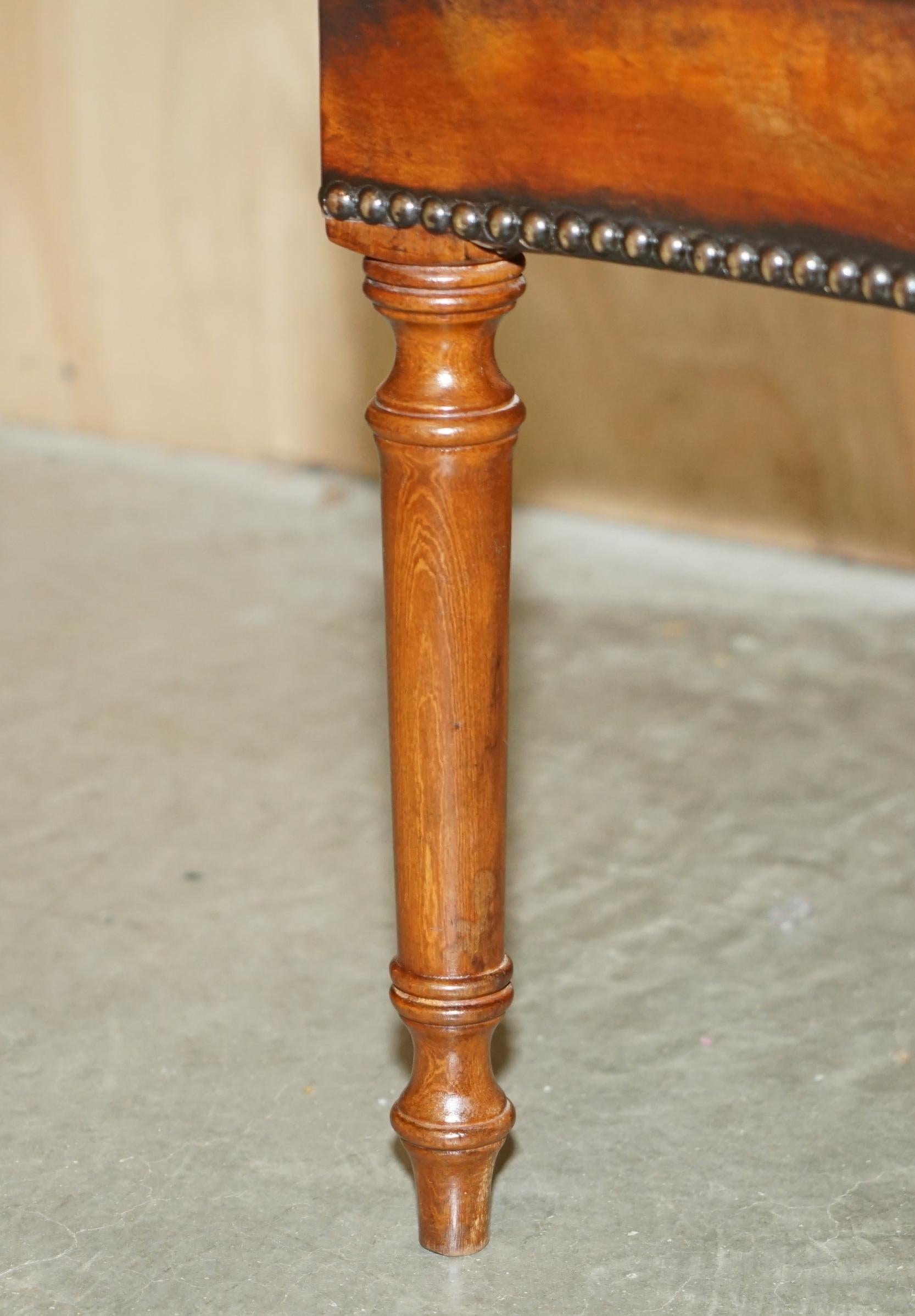 PAR DE SILLONES DAVENPORT DE CUERO TEÑIDO A MANO CON RESPALDO DE BARRIL DE CHESTERFIELD en venta 3
