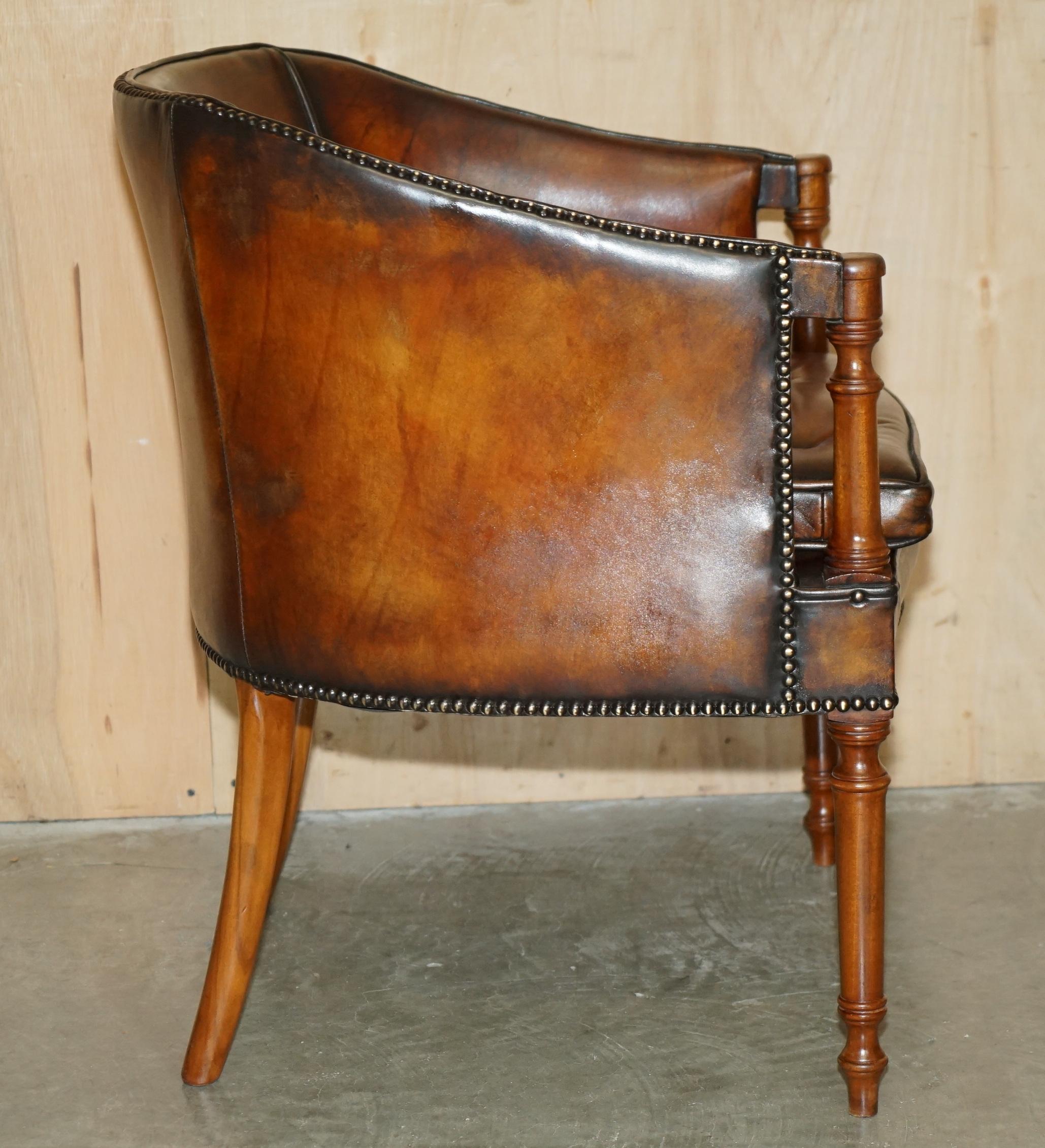 PAR DE SILLONES DAVENPORT DE CUERO TEÑIDO A MANO CON RESPALDO DE BARRIL DE CHESTERFIELD en venta 4