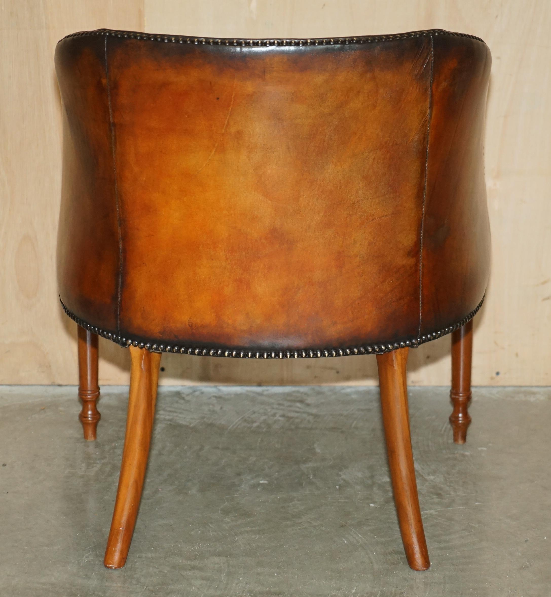 PAR DE SILLONES DAVENPORT DE CUERO TEÑIDO A MANO CON RESPALDO DE BARRIL DE CHESTERFIELD en venta 5