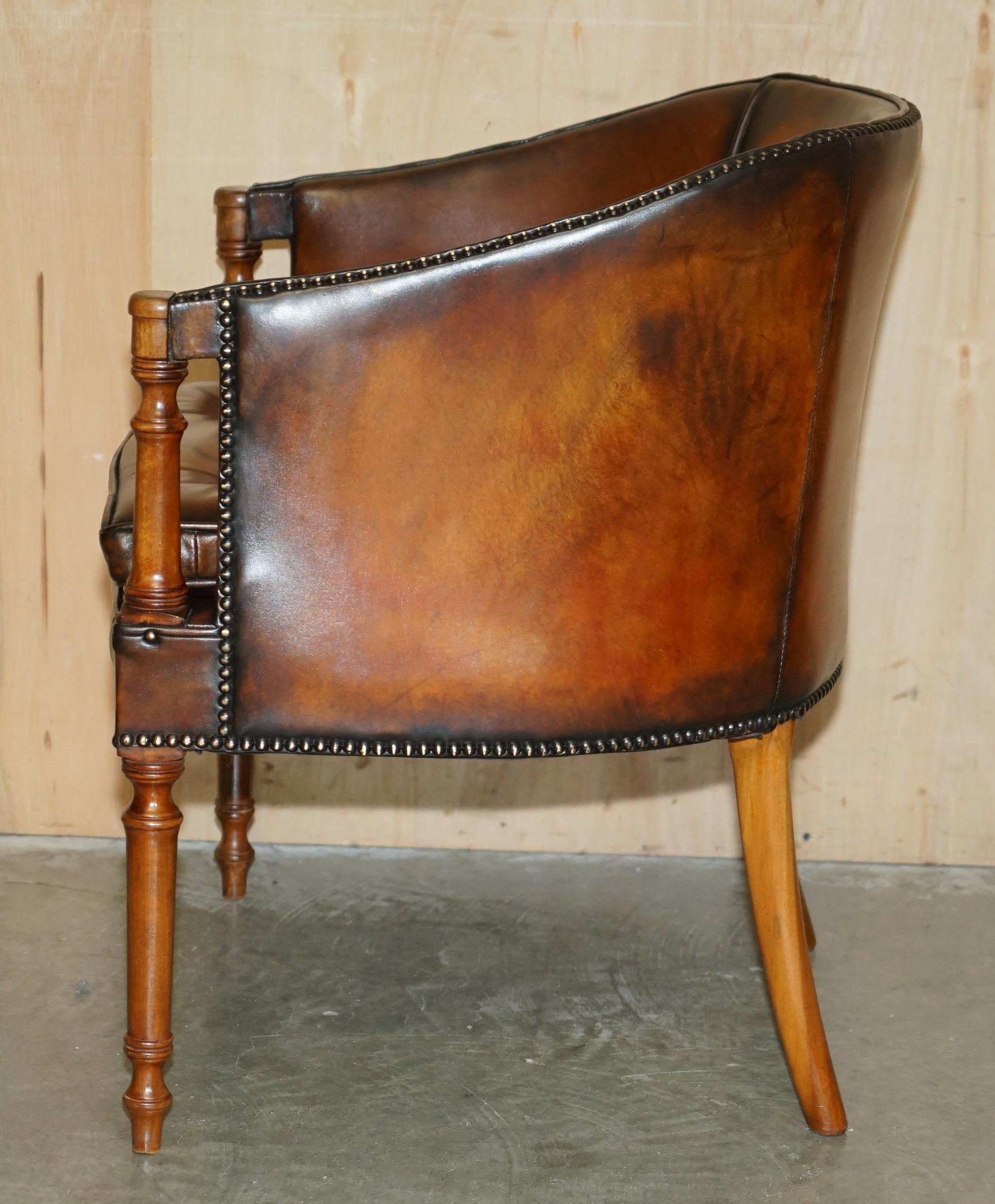 PAR DE SILLONES DAVENPORT DE CUERO TEÑIDO A MANO CON RESPALDO DE BARRIL DE CHESTERFIELD en venta 6