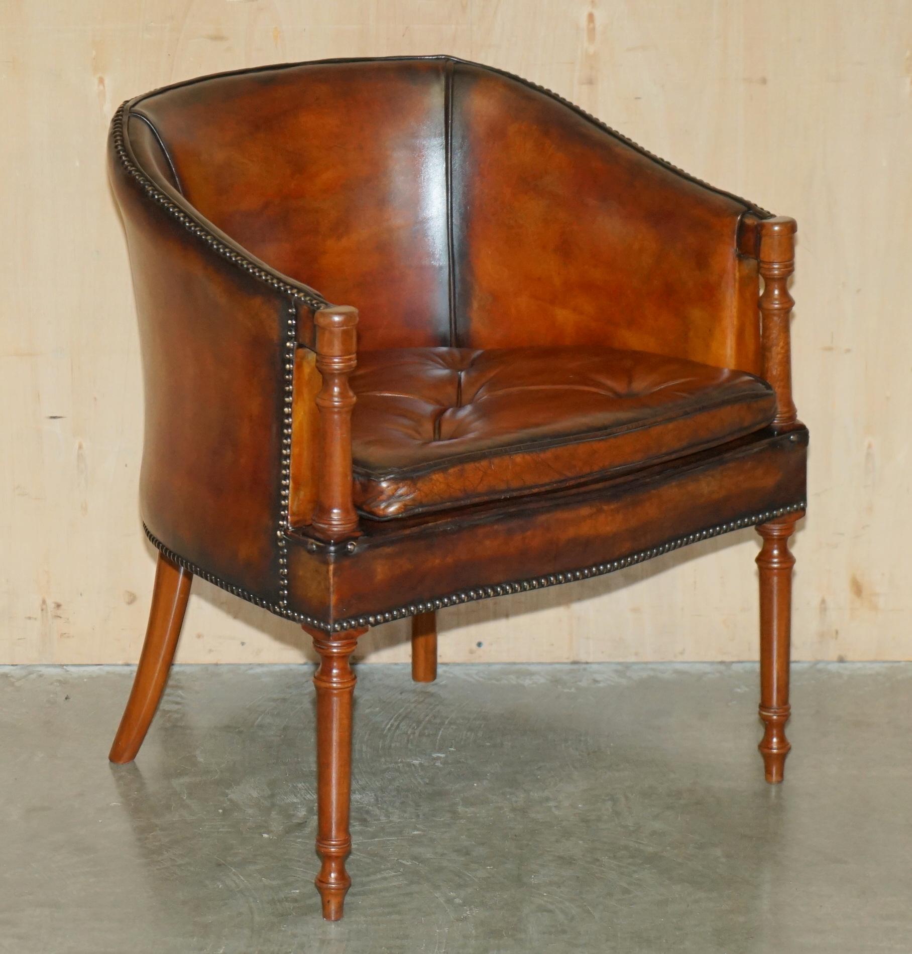 PAR DE SILLONES DAVENPORT DE CUERO TEÑIDO A MANO CON RESPALDO DE BARRIL DE CHESTERFIELD en venta 7