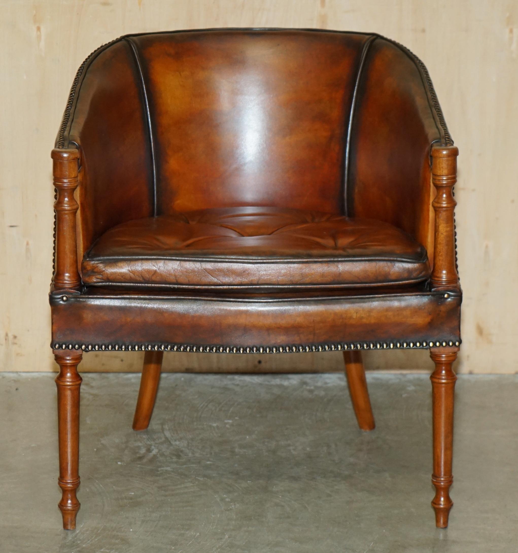 PAR DE SILLONES DAVENPORT DE CUERO TEÑIDO A MANO CON RESPALDO DE BARRIL DE CHESTERFIELD en venta 8