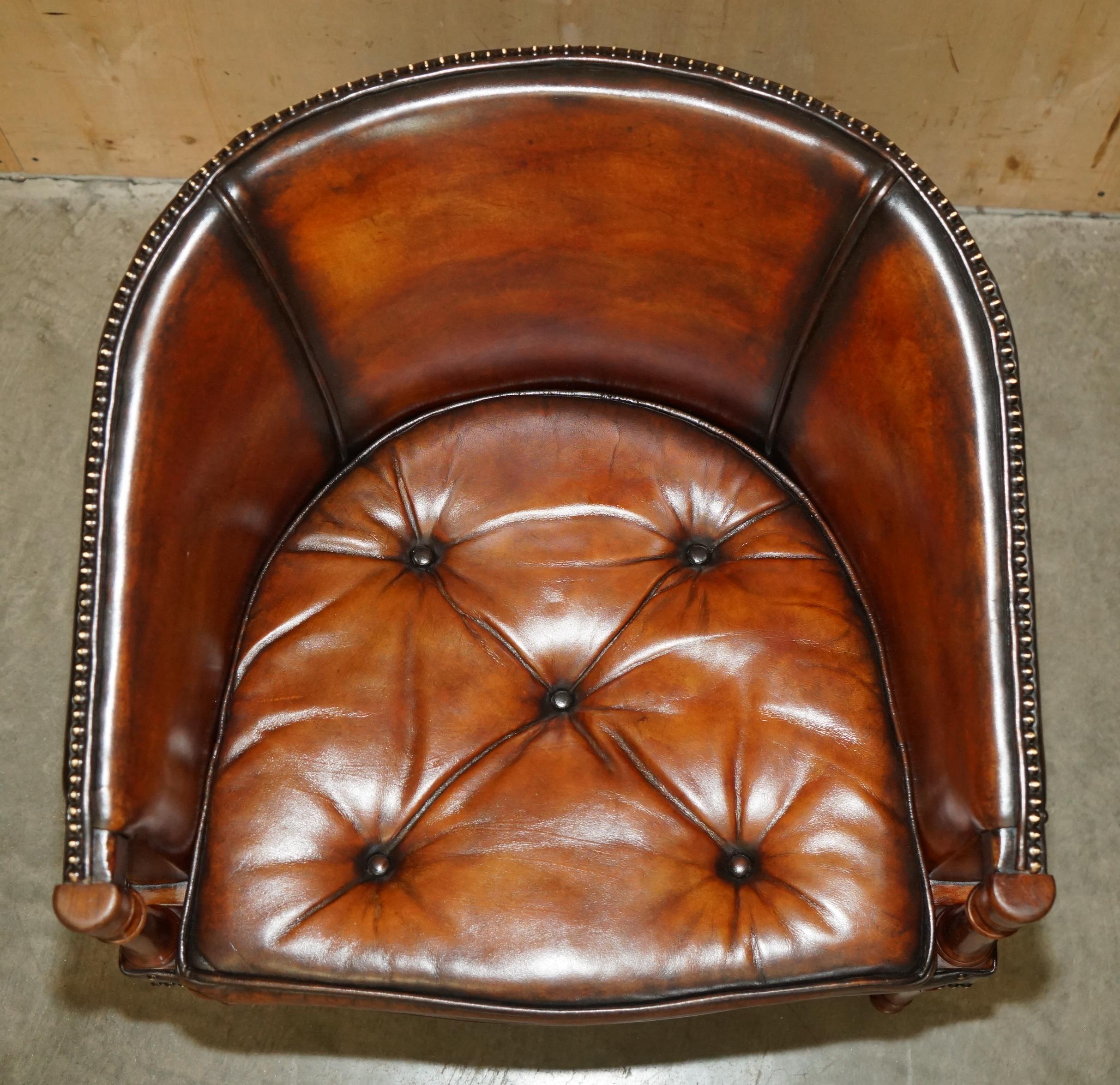 PAR DE SILLONES DAVENPORT DE CUERO TEÑIDO A MANO CON RESPALDO DE BARRIL DE CHESTERFIELD en venta 9