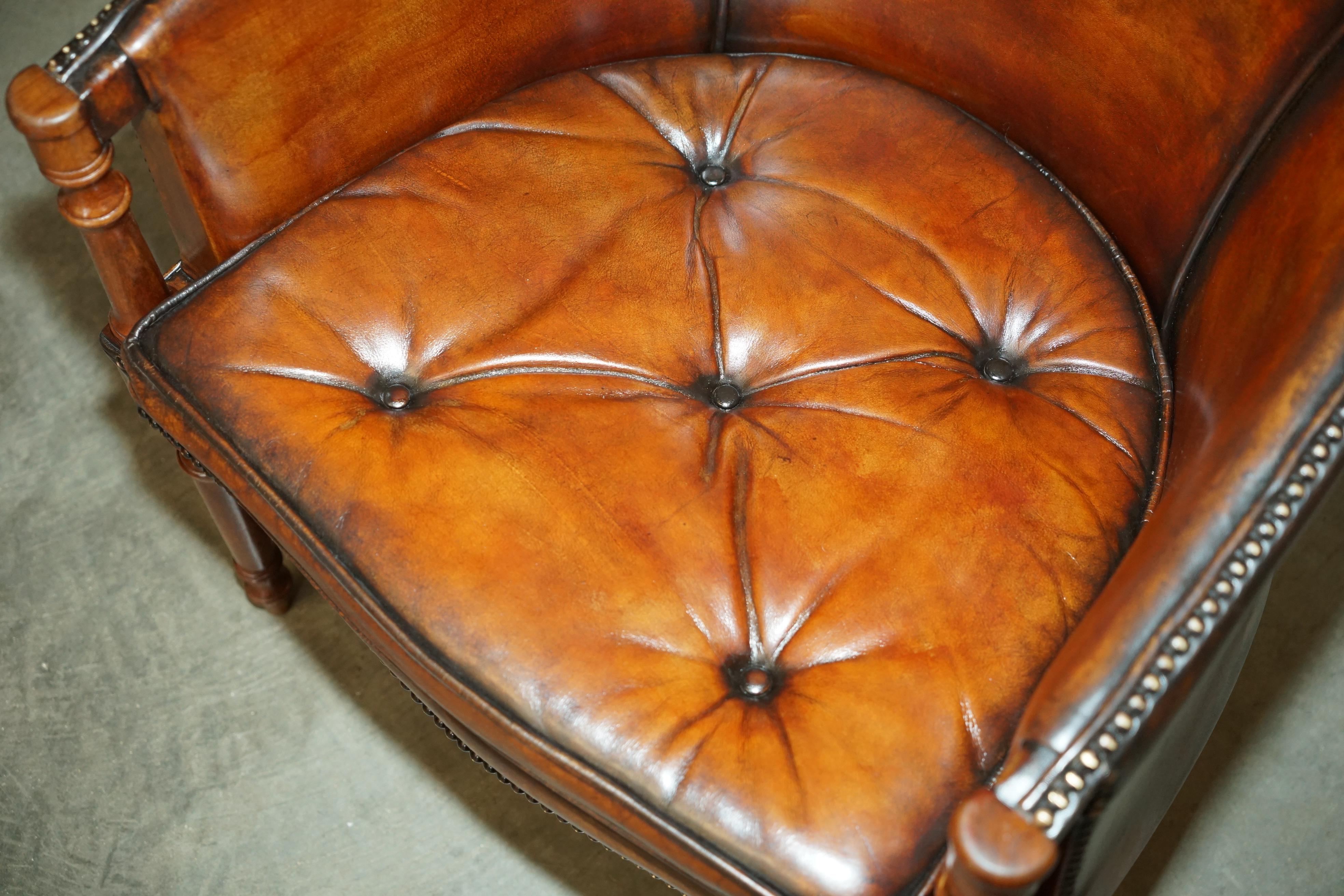 PAR DE SILLONES DAVENPORT DE CUERO TEÑIDO A MANO CON RESPALDO DE BARRIL DE CHESTERFIELD en venta 10