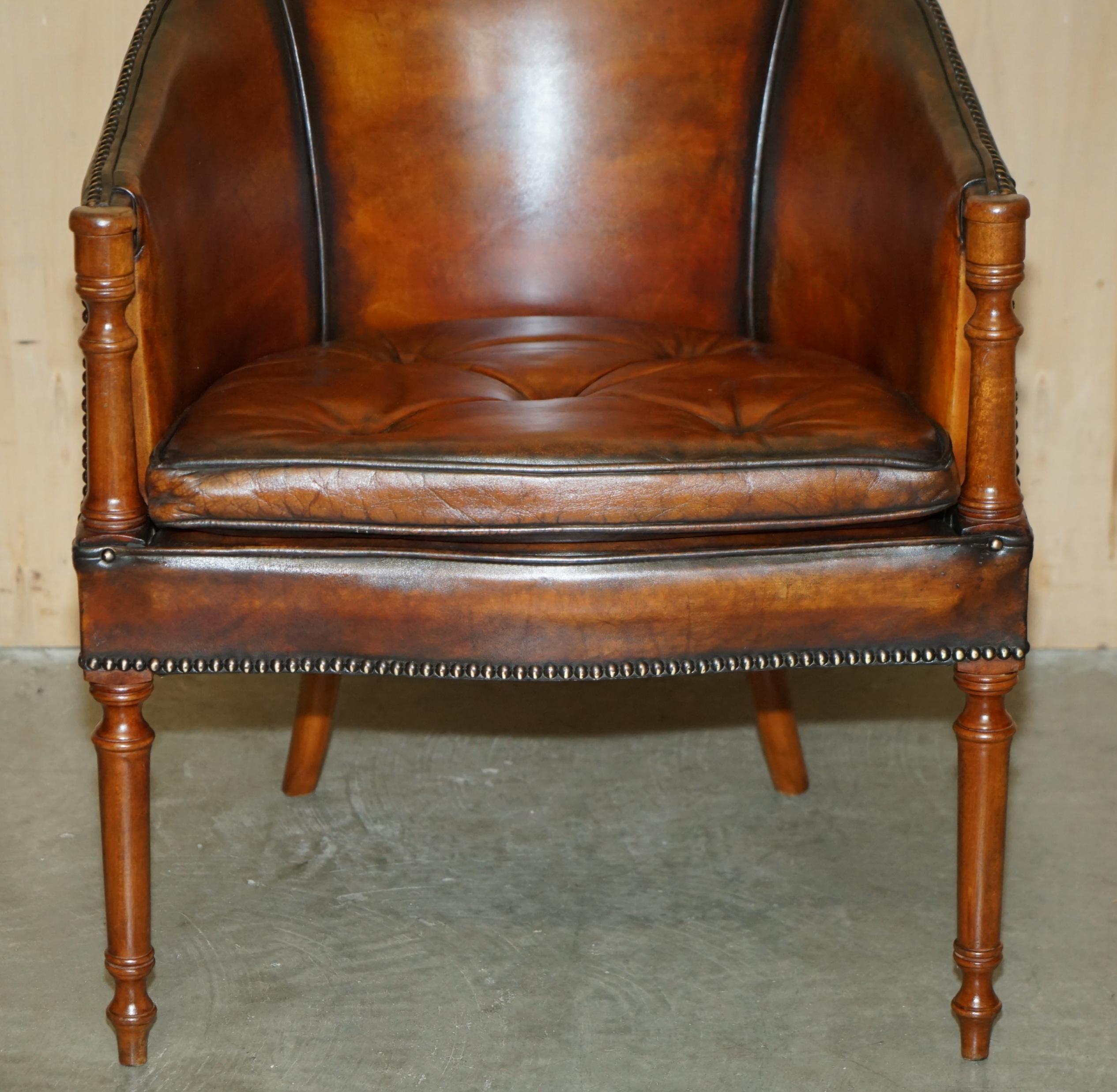 PAR DE SILLONES DAVENPORT DE CUERO TEÑIDO A MANO CON RESPALDO DE BARRIL DE CHESTERFIELD en venta 11