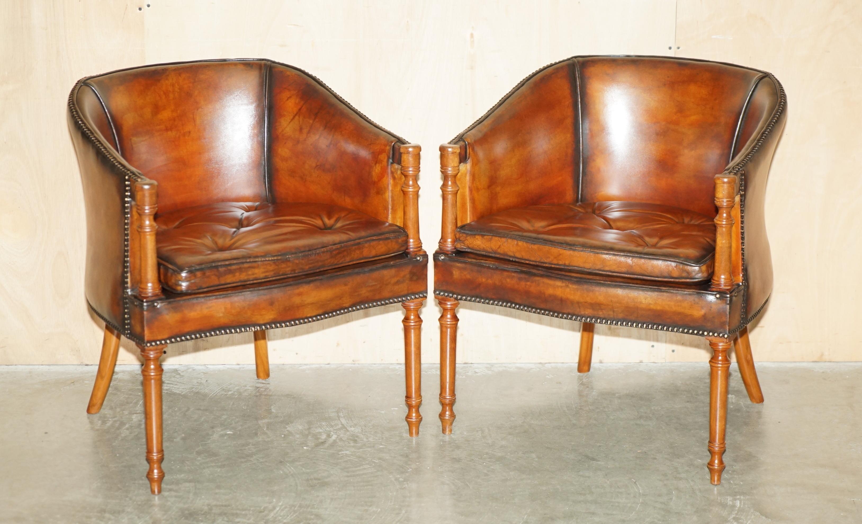 Antigüedades de la Casa Real

Royal House Antiques se complace en poner a la venta esta encantadora pareja de sillones Davenport ingleses de bañera o club, totalmente restaurados y teñidos a mano, con cojines de asiento Chesterfield de botones
