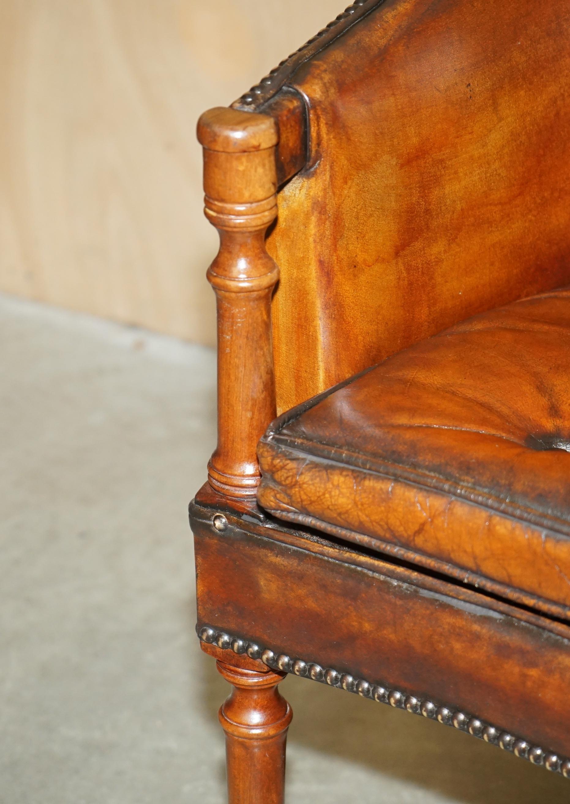 PAR DE SILLONES DAVENPORT DE CUERO TEÑIDO A MANO CON RESPALDO DE BARRIL DE CHESTERFIELD en venta 12