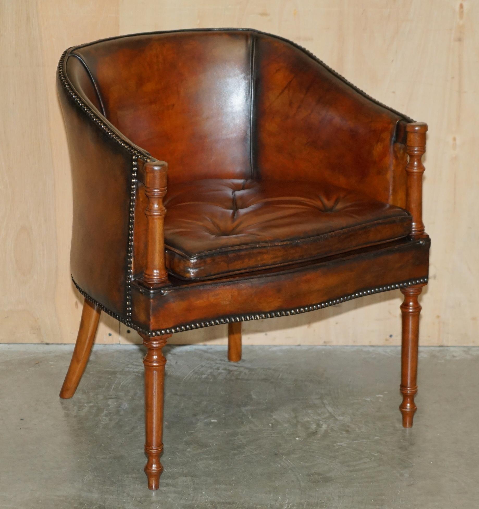 PAR DE SILLONES DAVENPORT DE CUERO TEÑIDO A MANO CON RESPALDO DE BARRIL DE CHESTERFIELD Eduardiano en venta