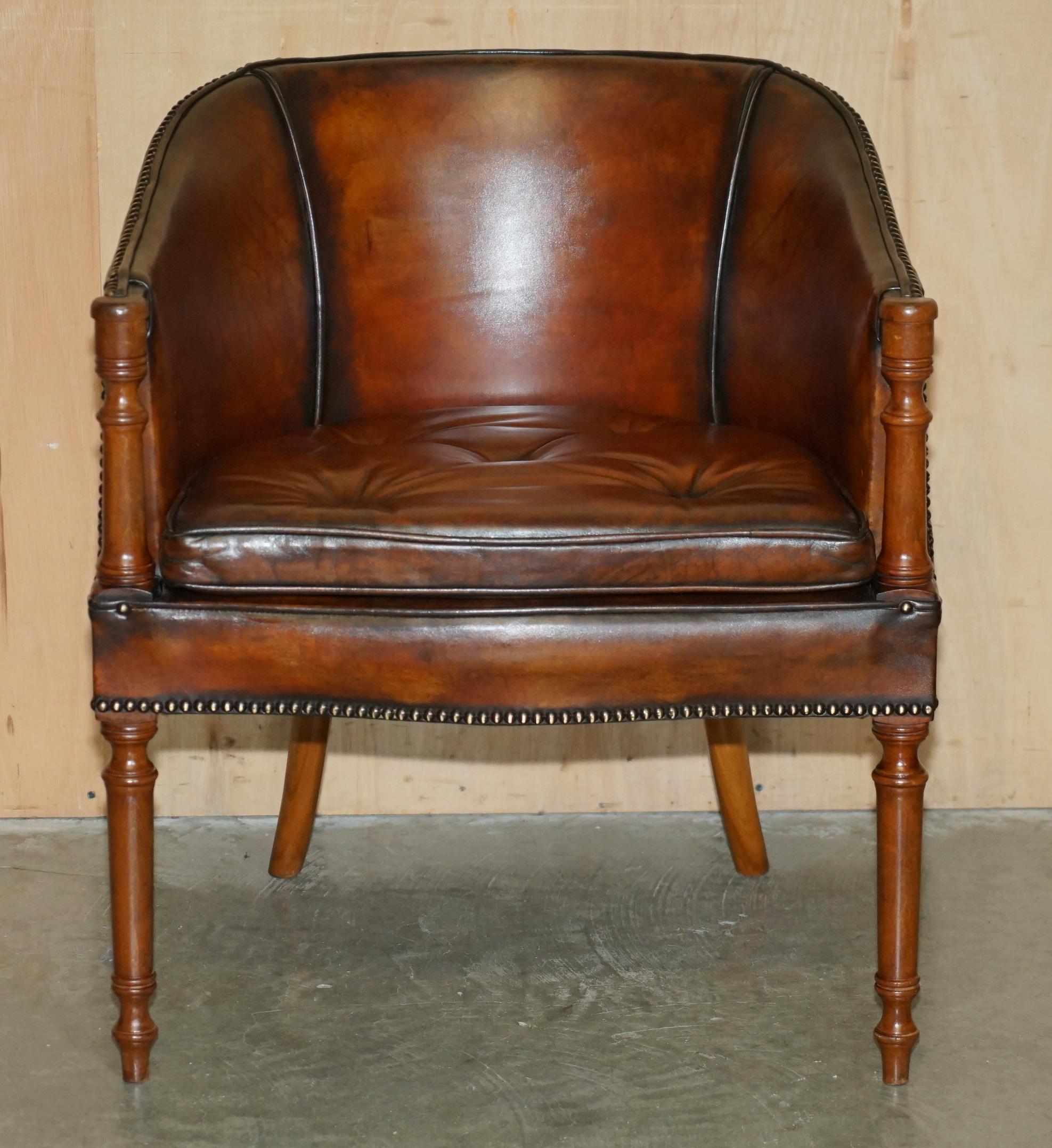 PAR DE SILLONES DAVENPORT DE CUERO TEÑIDO A MANO CON RESPALDO DE BARRIL DE CHESTERFIELD Inglés en venta