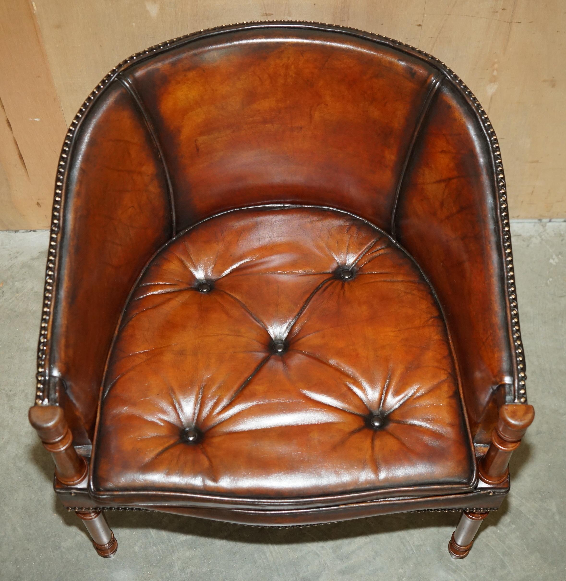 PAR DE SILLONES DAVENPORT DE CUERO TEÑIDO A MANO CON RESPALDO DE BARRIL DE CHESTERFIELD Hecho a mano en venta