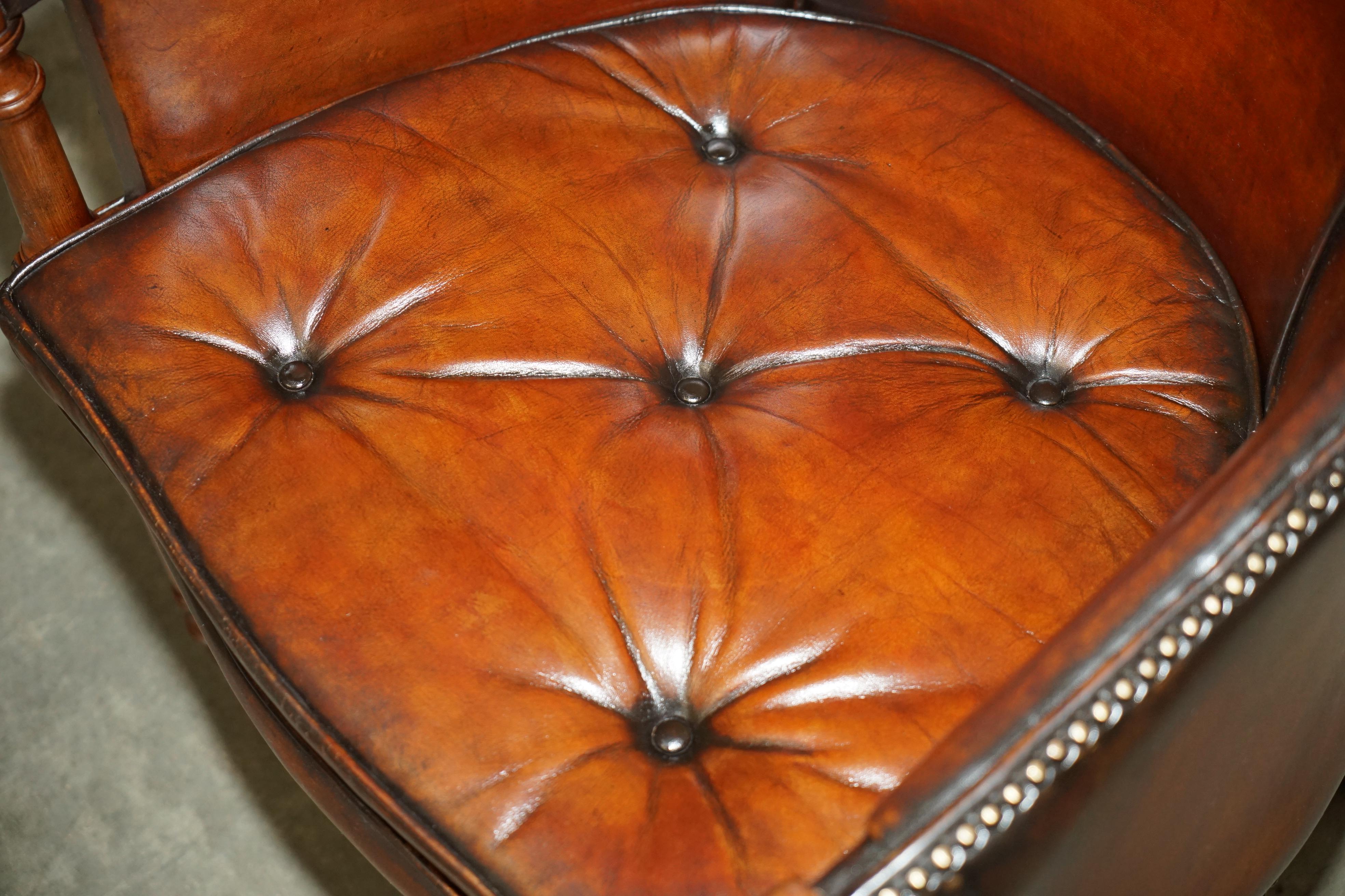 PAR DE SILLONES DAVENPORT DE CUERO TEÑIDO A MANO CON RESPALDO DE BARRIL DE CHESTERFIELD en Bueno estado para la venta en West Sussex, Pulborough