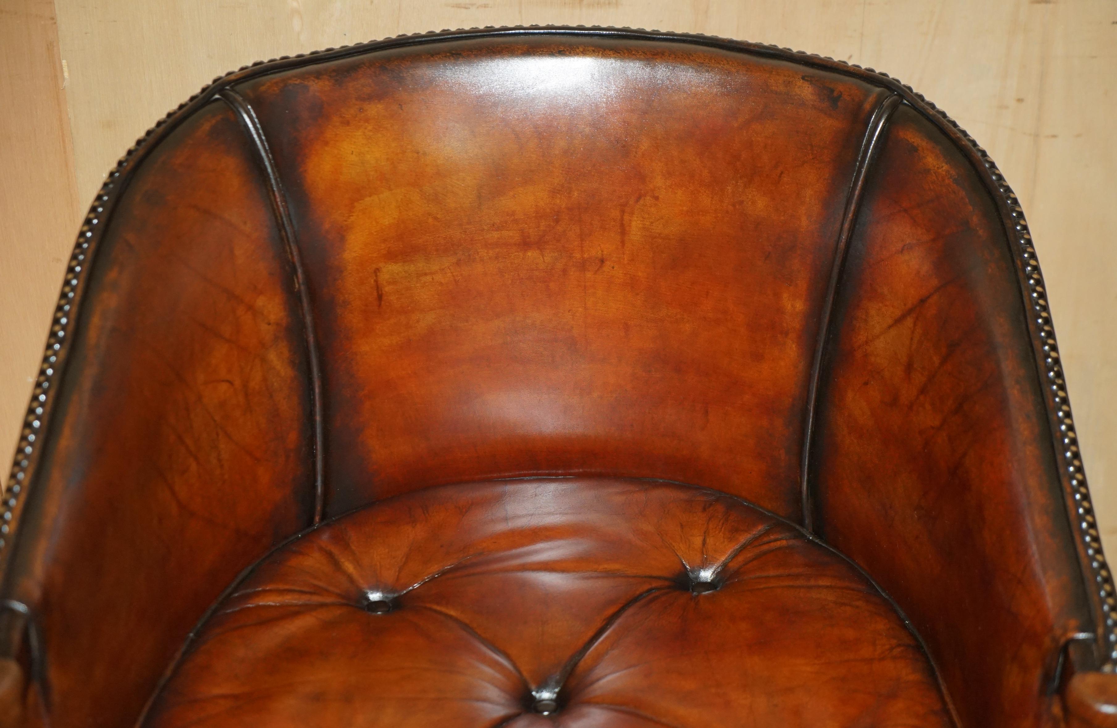 PAR DE SILLONES DAVENPORT DE CUERO TEÑIDO A MANO CON RESPALDO DE BARRIL DE CHESTERFIELD siglo XX en venta