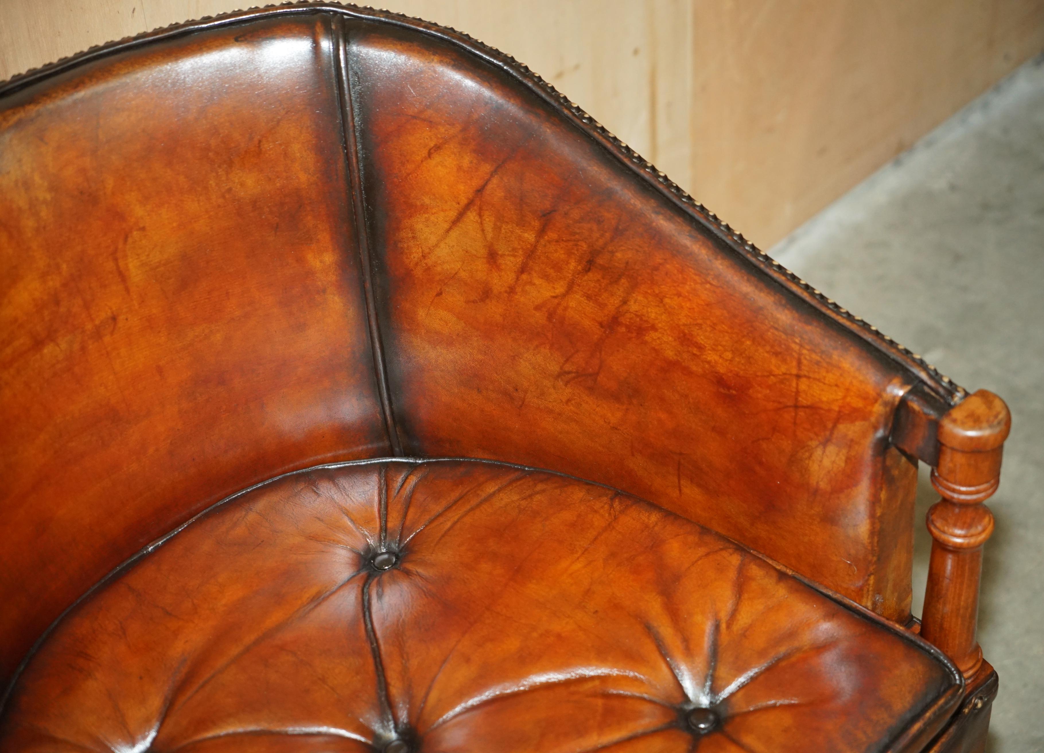 PAR DE SILLONES DAVENPORT DE CUERO TEÑIDO A MANO CON RESPALDO DE BARRIL DE CHESTERFIELD Cuero en venta