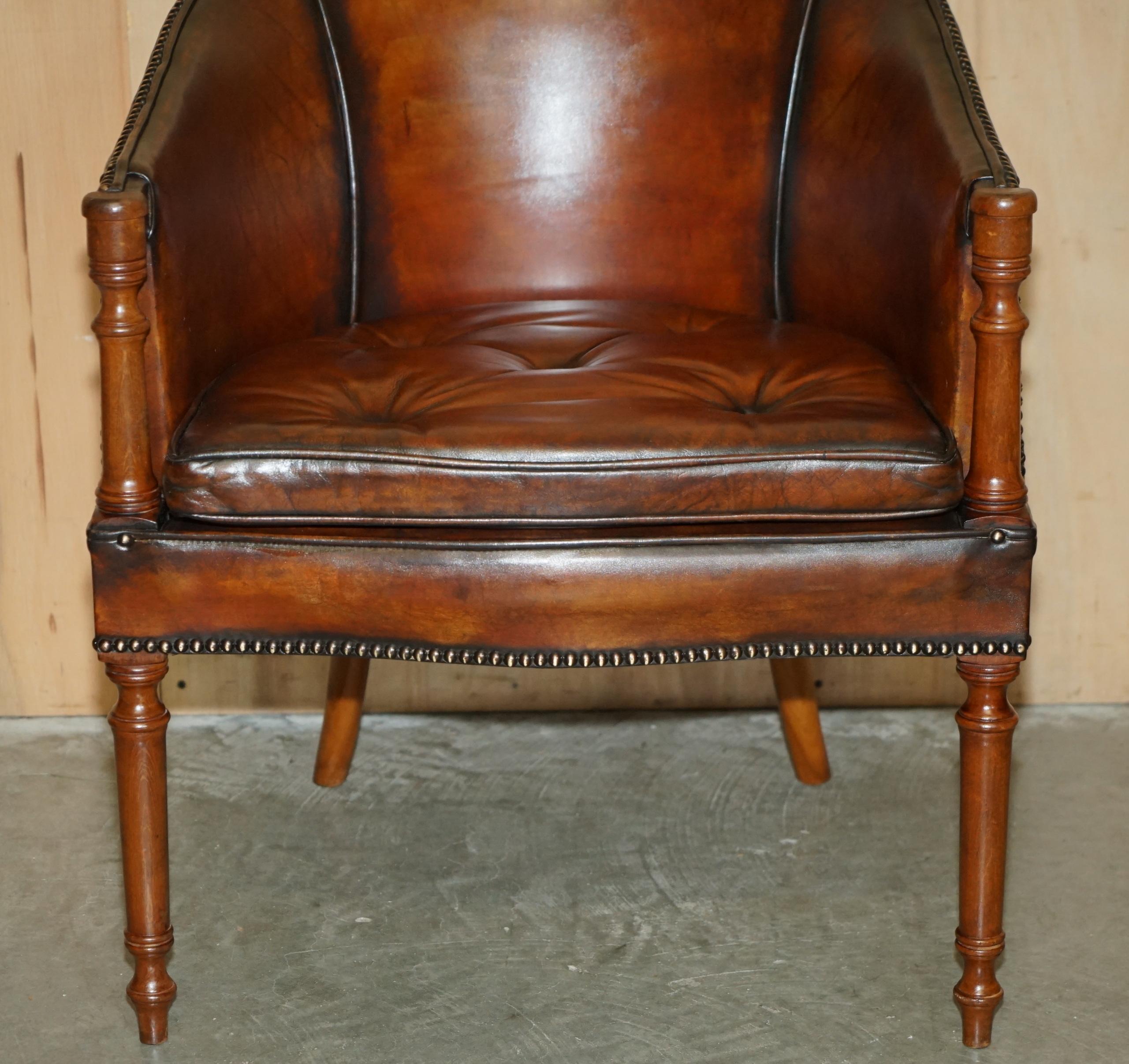 PAR DE SILLONES DAVENPORT DE CUERO TEÑIDO A MANO CON RESPALDO DE BARRIL DE CHESTERFIELD en venta 1