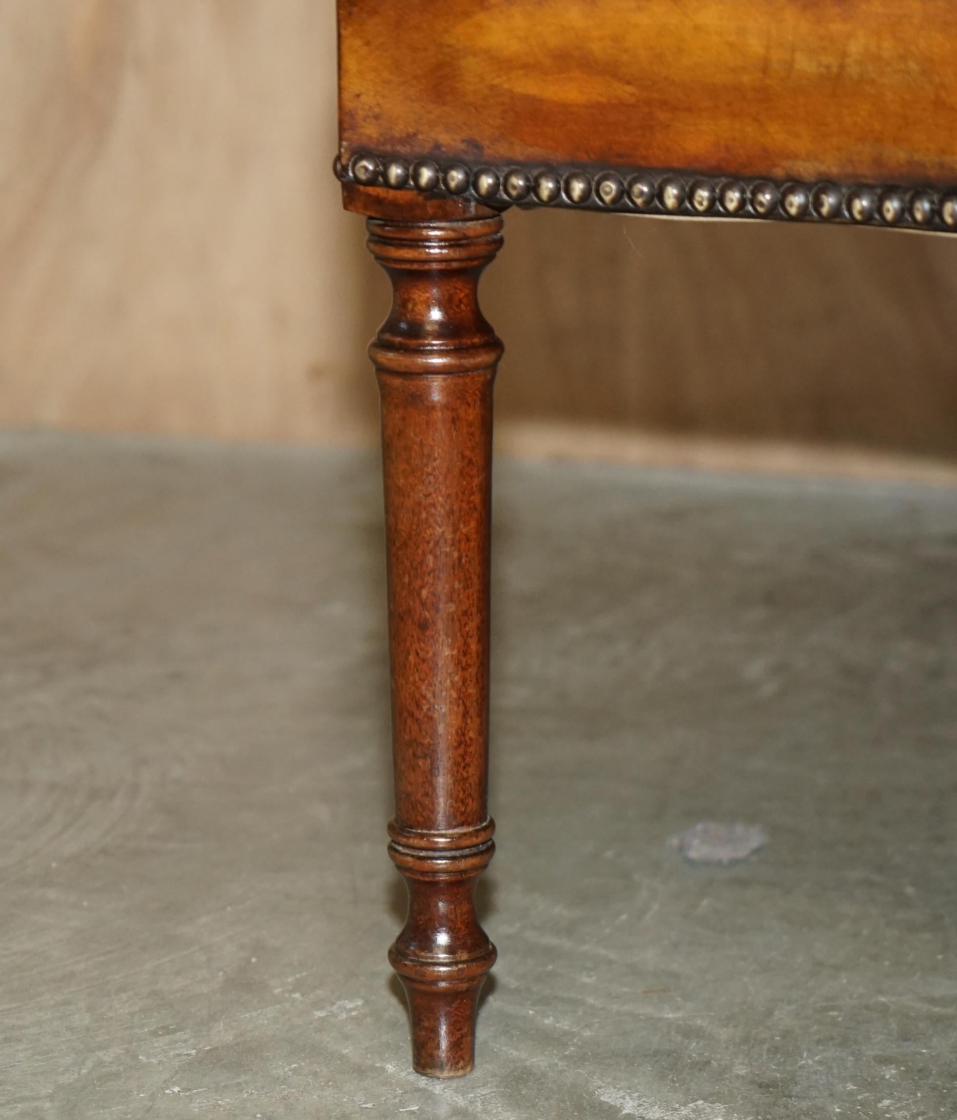 PAR DE ARMANTES DE TUBO THOMAS CHIPPENDALE TEñIDOS A MANO EN CUERO MARRÓN en venta 2