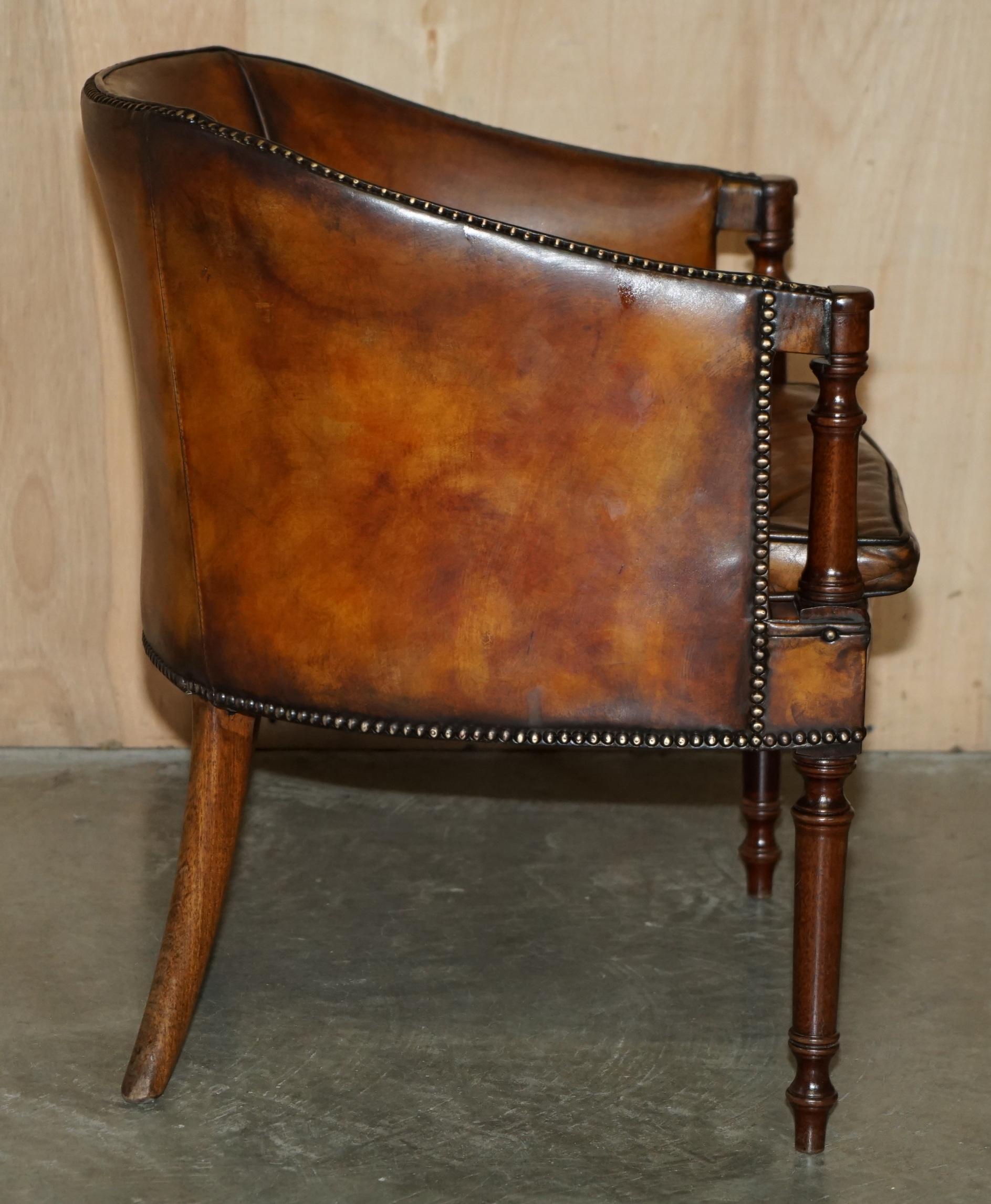 PAR DE ARMANTES DE TUBO THOMAS CHIPPENDALE TEñIDOS A MANO EN CUERO MARRÓN en venta 3