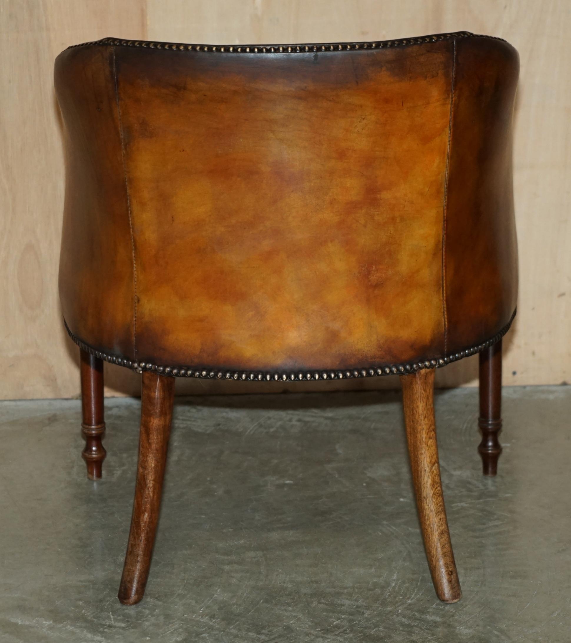 PAR DE ARMANTES DE TUBO THOMAS CHIPPENDALE TEñIDOS A MANO EN CUERO MARRÓN en venta 4
