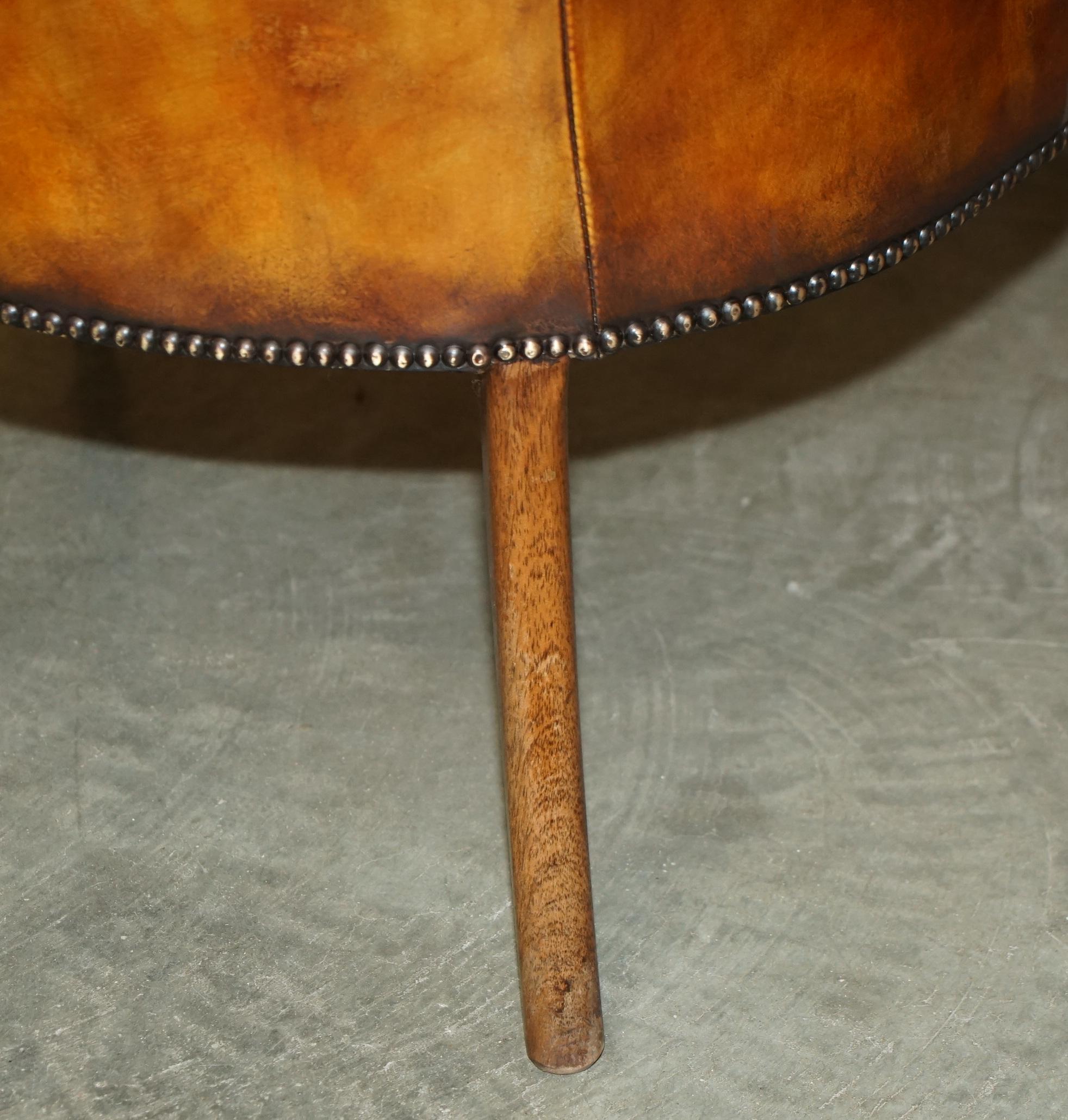 PAR DE ARMANTES DE TUBO THOMAS CHIPPENDALE TEñIDOS A MANO EN CUERO MARRÓN en venta 5