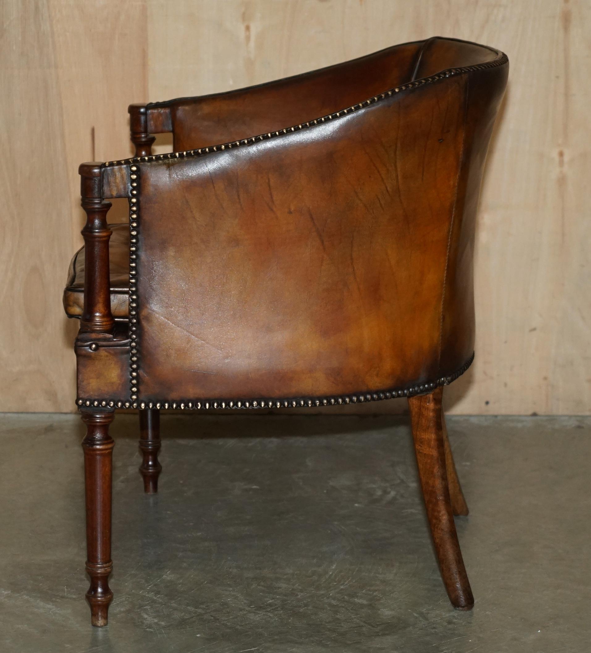 PAR DE ARMANTES DE TUBO THOMAS CHIPPENDALE TEñIDOS A MANO EN CUERO MARRÓN en venta 6